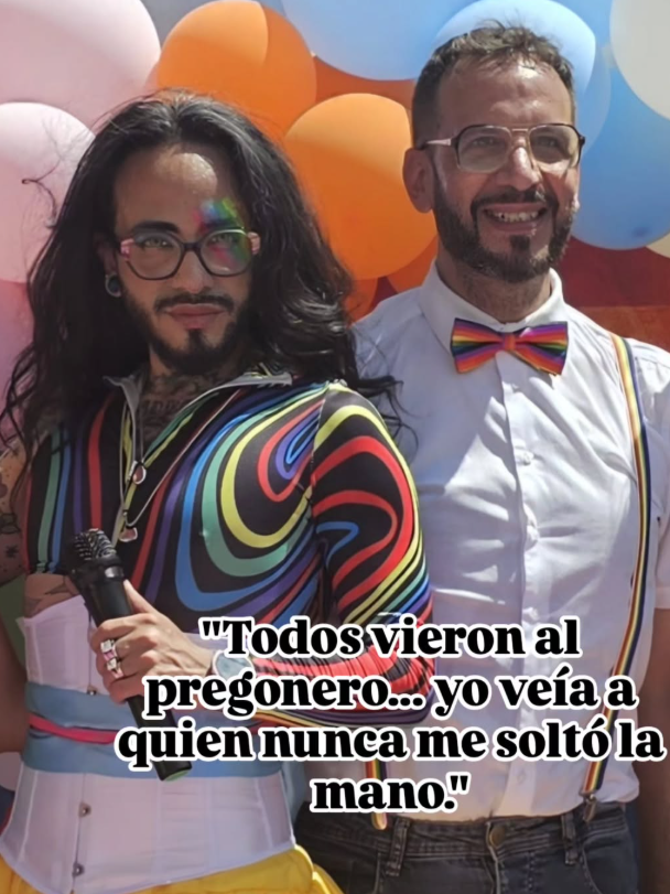 "Todos vieron al pregonero... yo veía a quien nunca me soltó la mano."