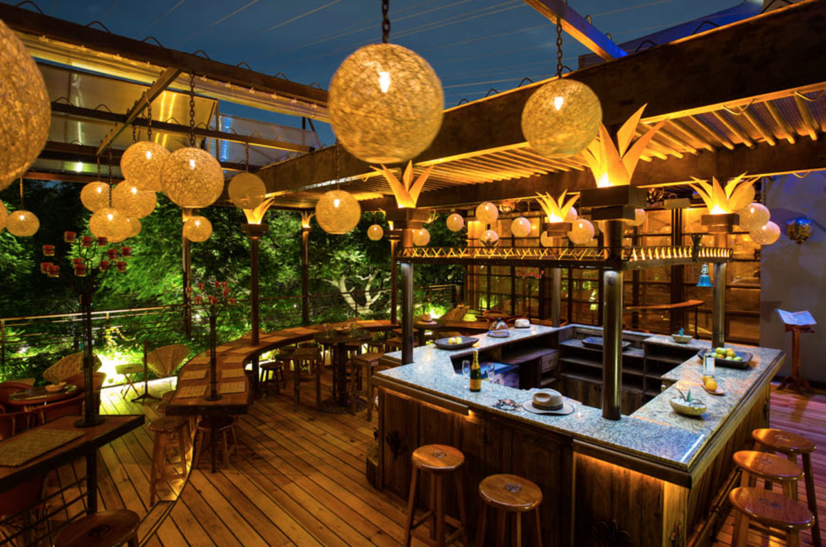 Toledo Rooftop CDMX - Bar con iluminación esférica y ambiente nocturno