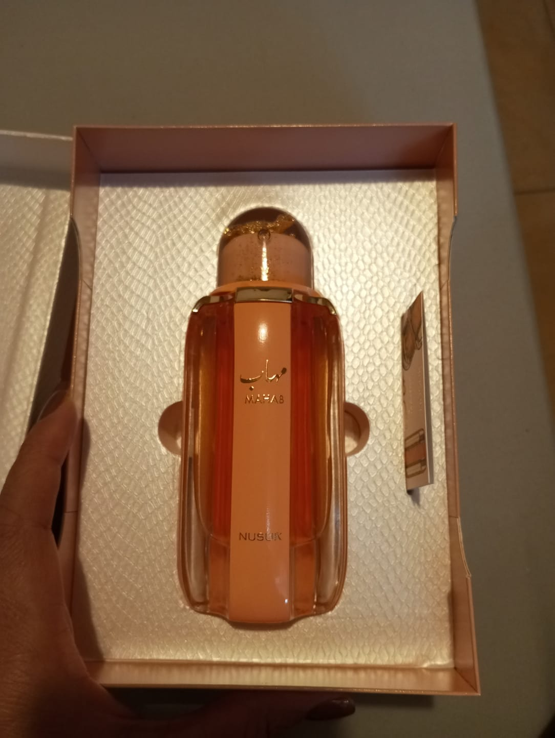 Frasco Mahab da Nusuk dentro de caixa rosé