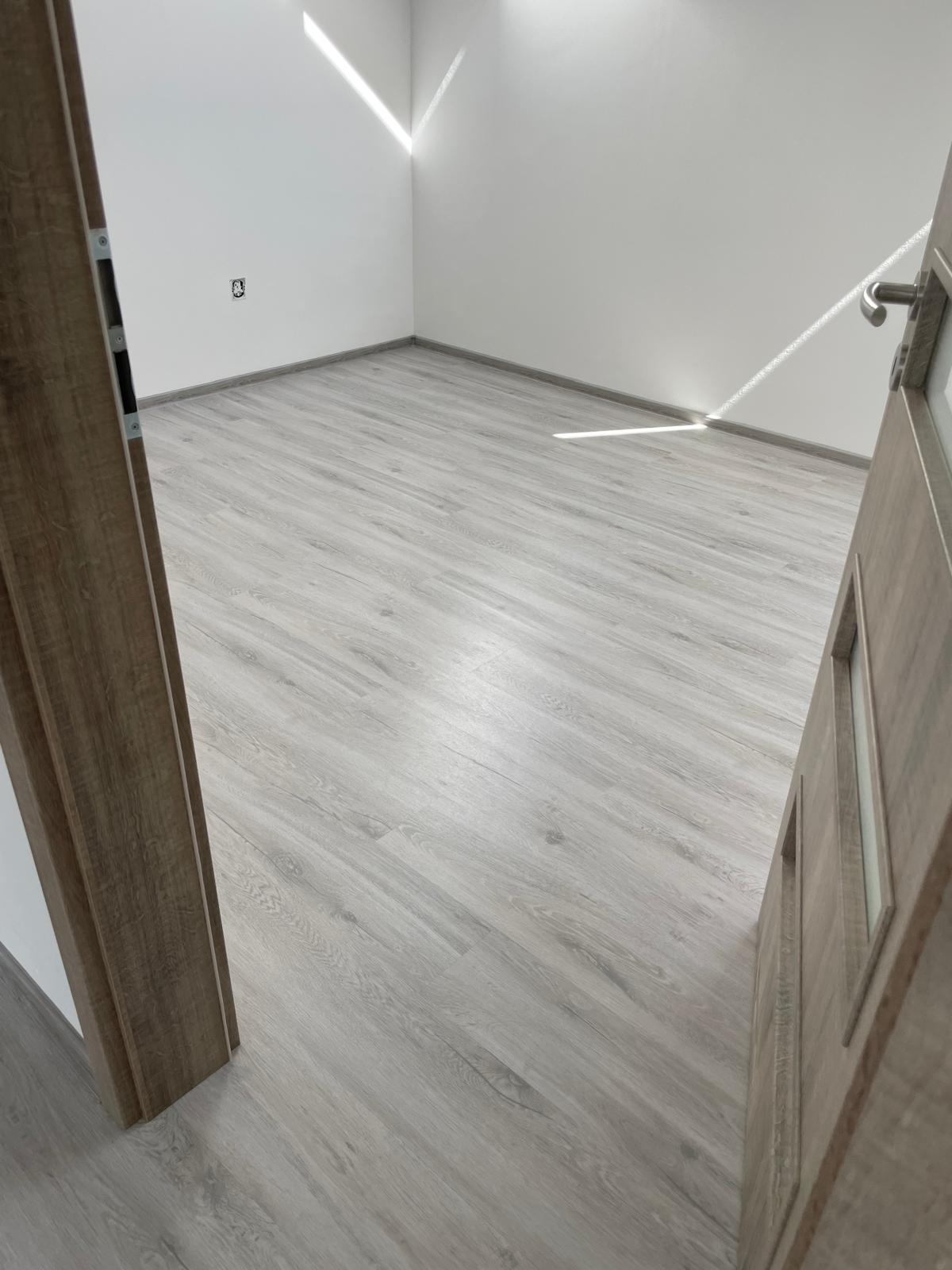 Realizace podlahy — menší prostor se šedou vinylou