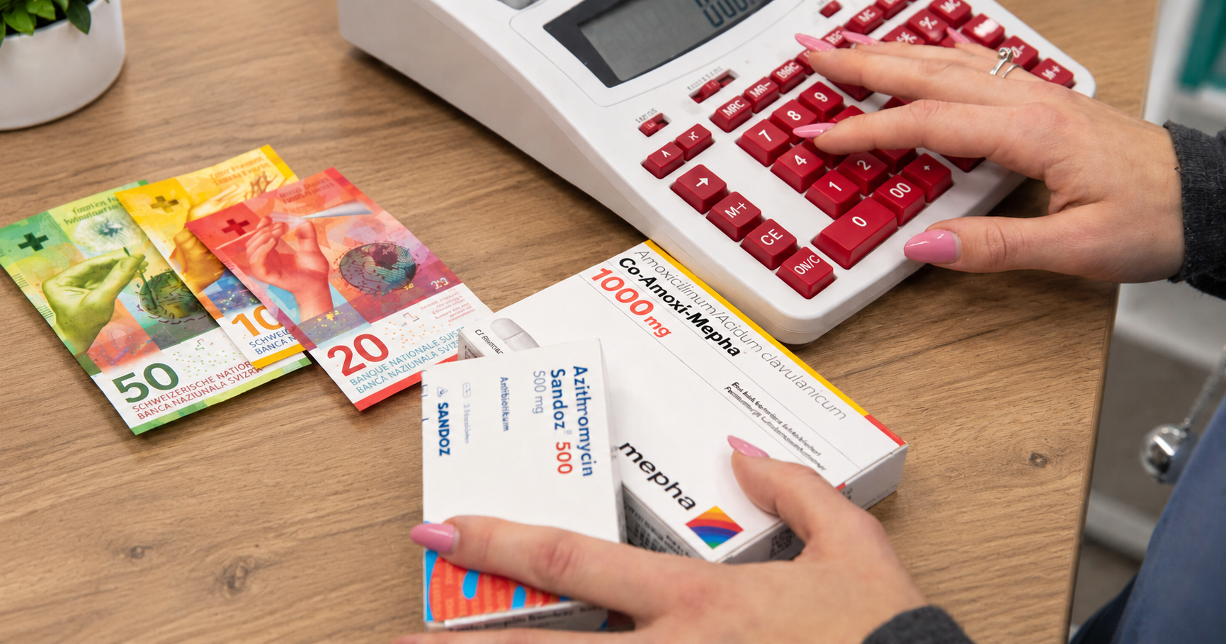 Calcolo dei costi sanitari con banconote, calcolatrice e farmaci