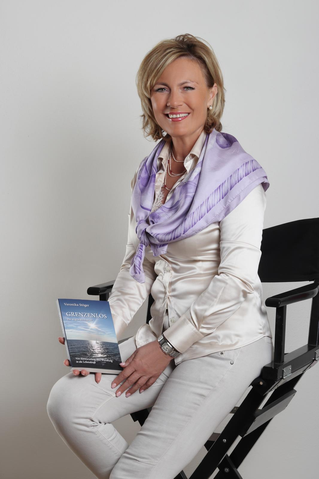 Veronika Stöger mit ihrem Buch Grenzenlos