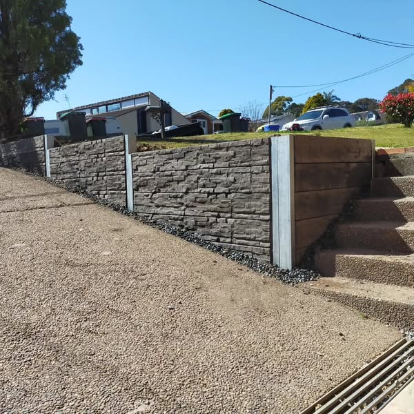 Stone-look retaining wall