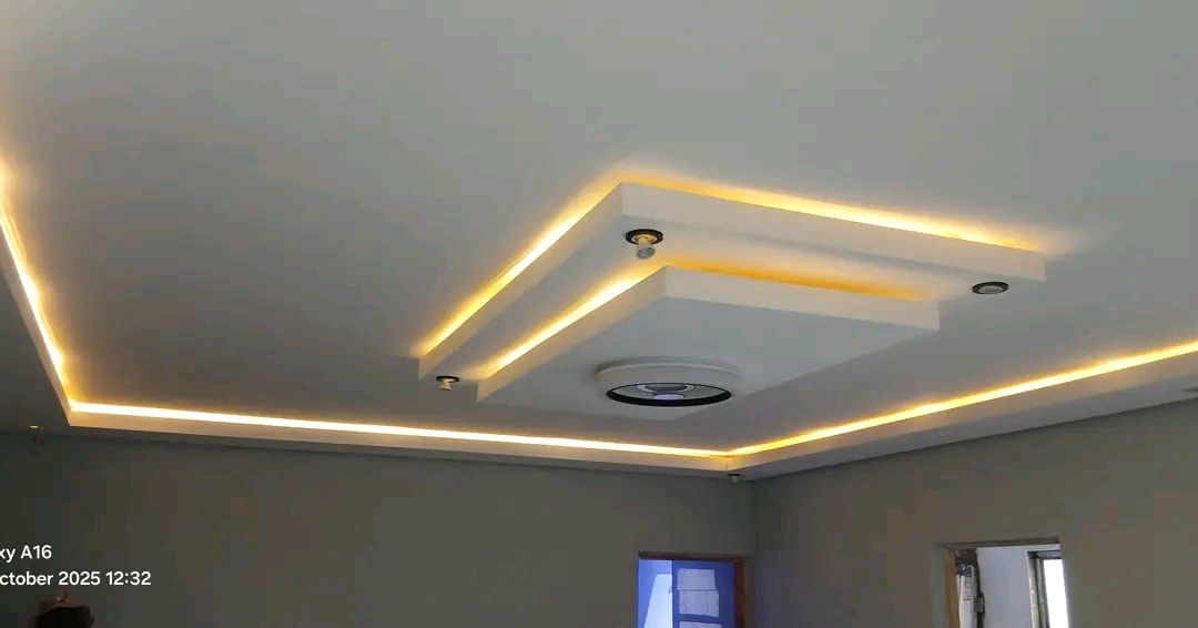 Warm layered ceiling with a central feature