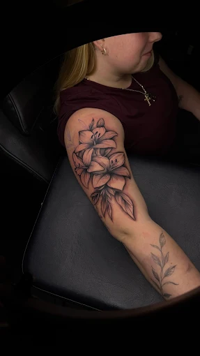 Florales Tattoo am Arm