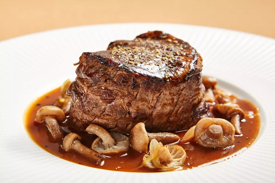 Filet mignon ao molho de cogumelos frescos