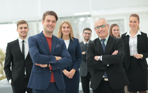 AKuT professionelles Team in modernem Büro