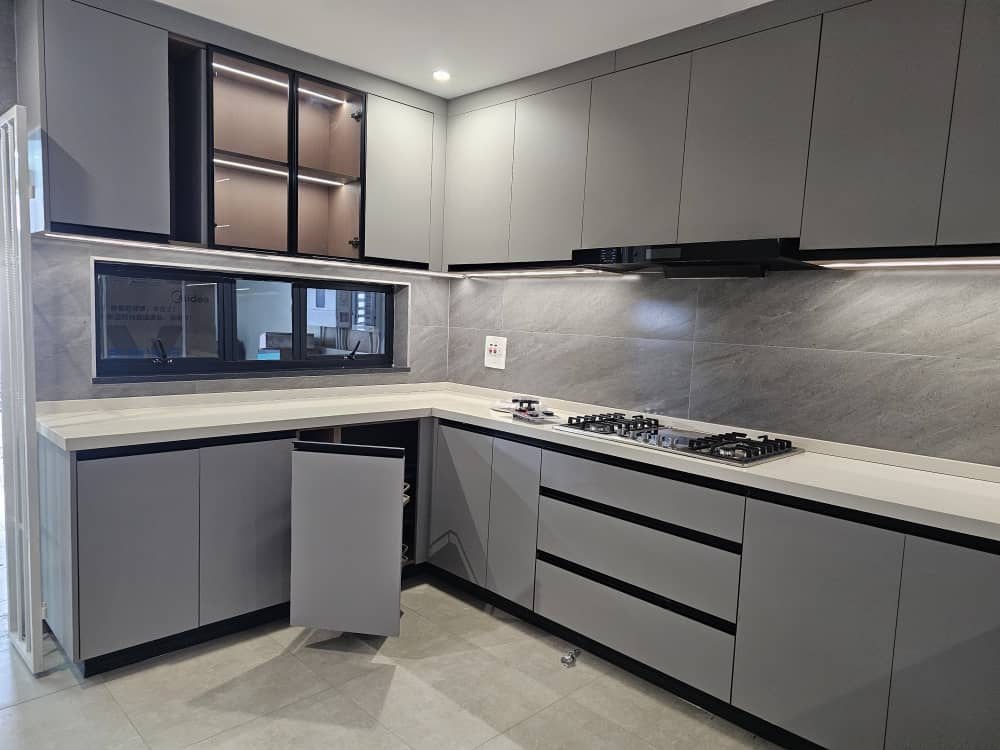Modern L-shaped kitchen with grey gloss cabinets and marble backsplash