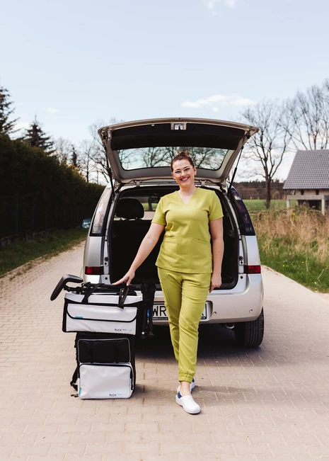Karolina przy samochodzie z mobilnym wyposażeniem medycznym
