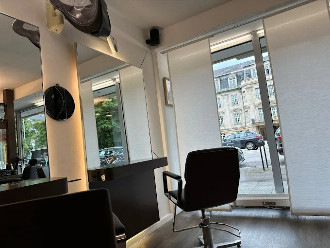 Salon E — Styling-Station mit Fensterblick auf München-Bogenhausen