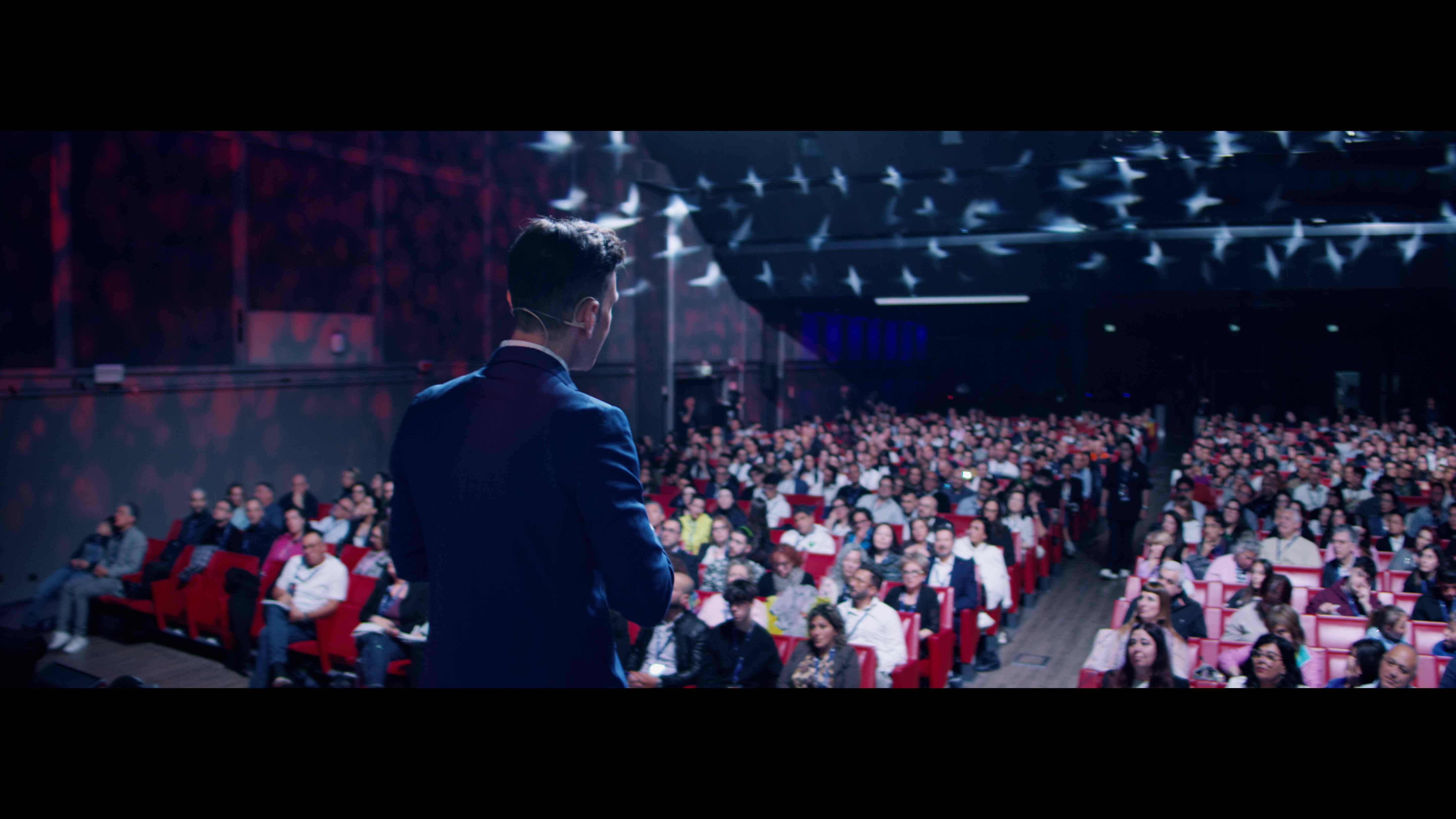 Leonardo Leone sul palco davanti al pubblico