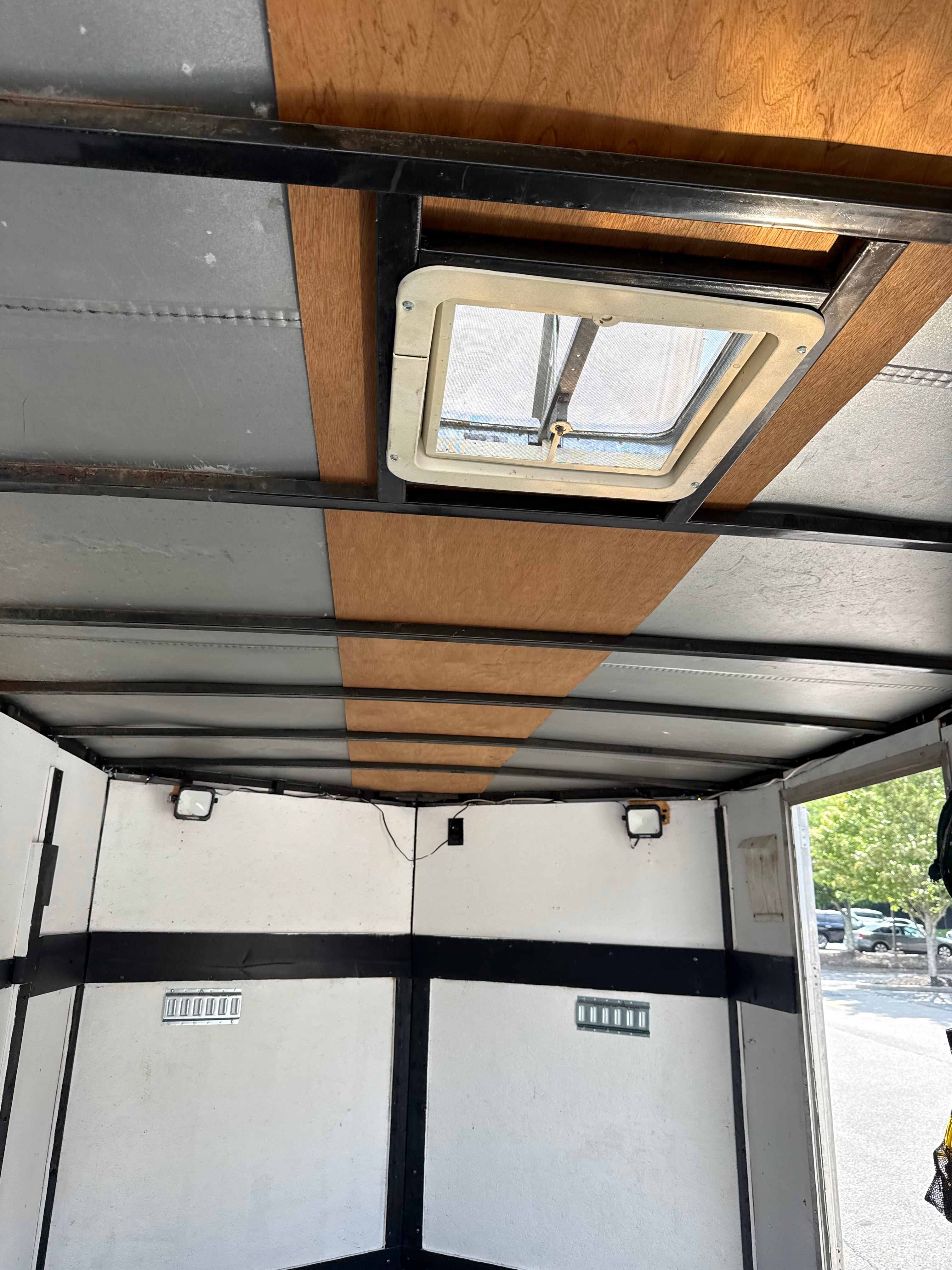18ft Enclosed Trailer thumbnail 4