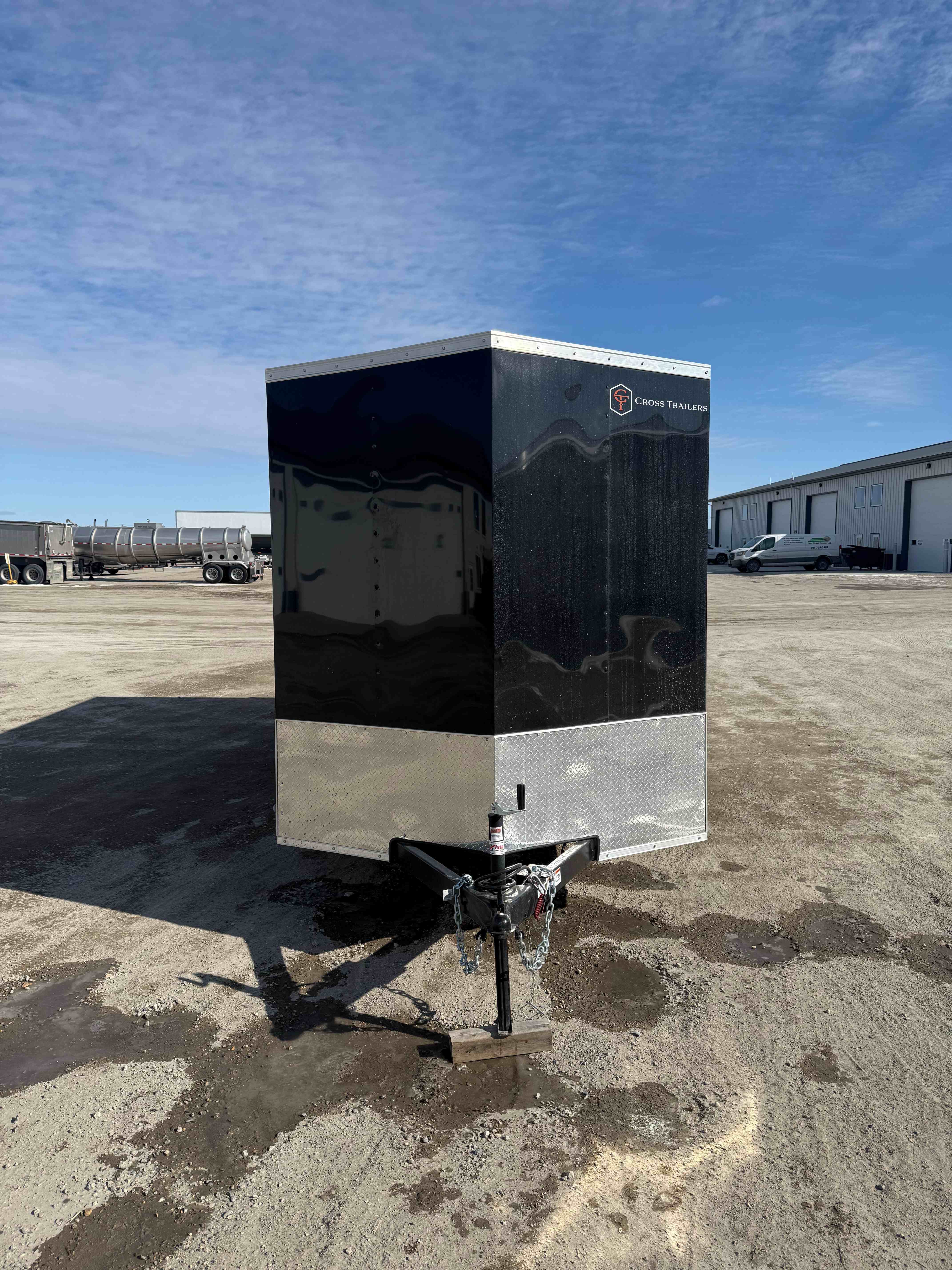 7x16 Cross enclosed trailer - front corner detail with aluminum frame