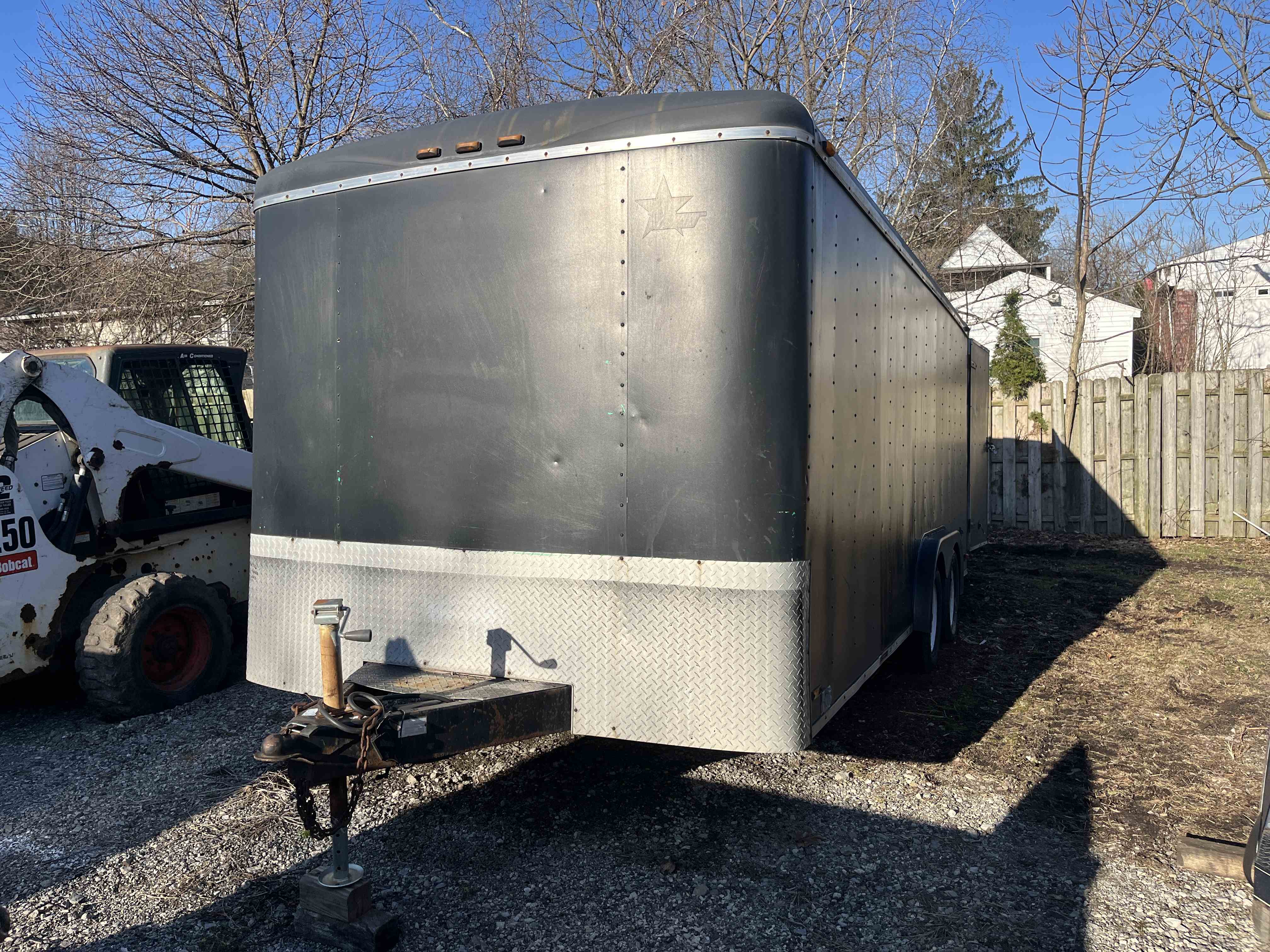 18' ENCLOSED TRAILER - Image 1