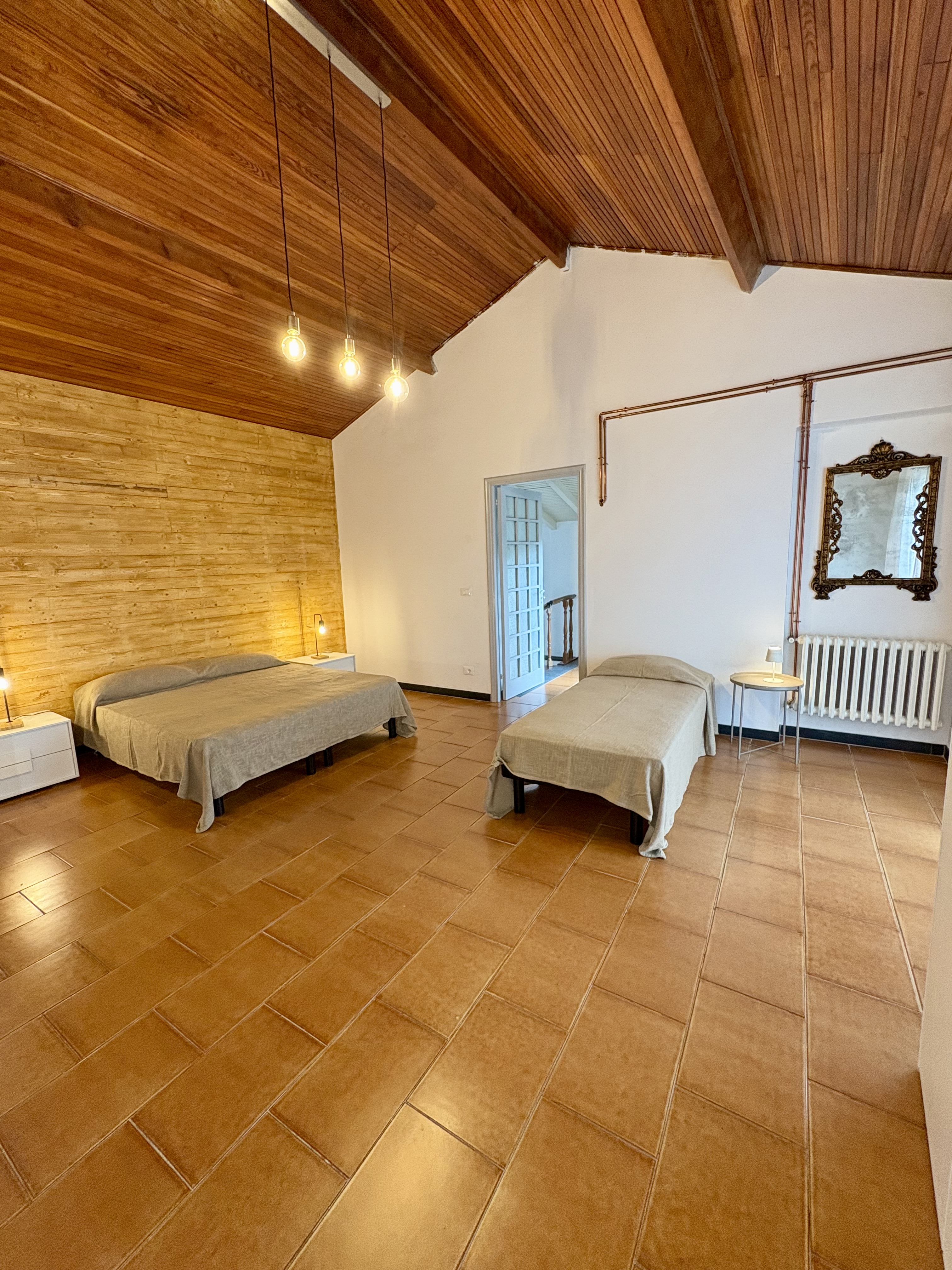 Camera matrimoniale Ca Piera spaziosa letti legno parquet entroterra Diano Borello