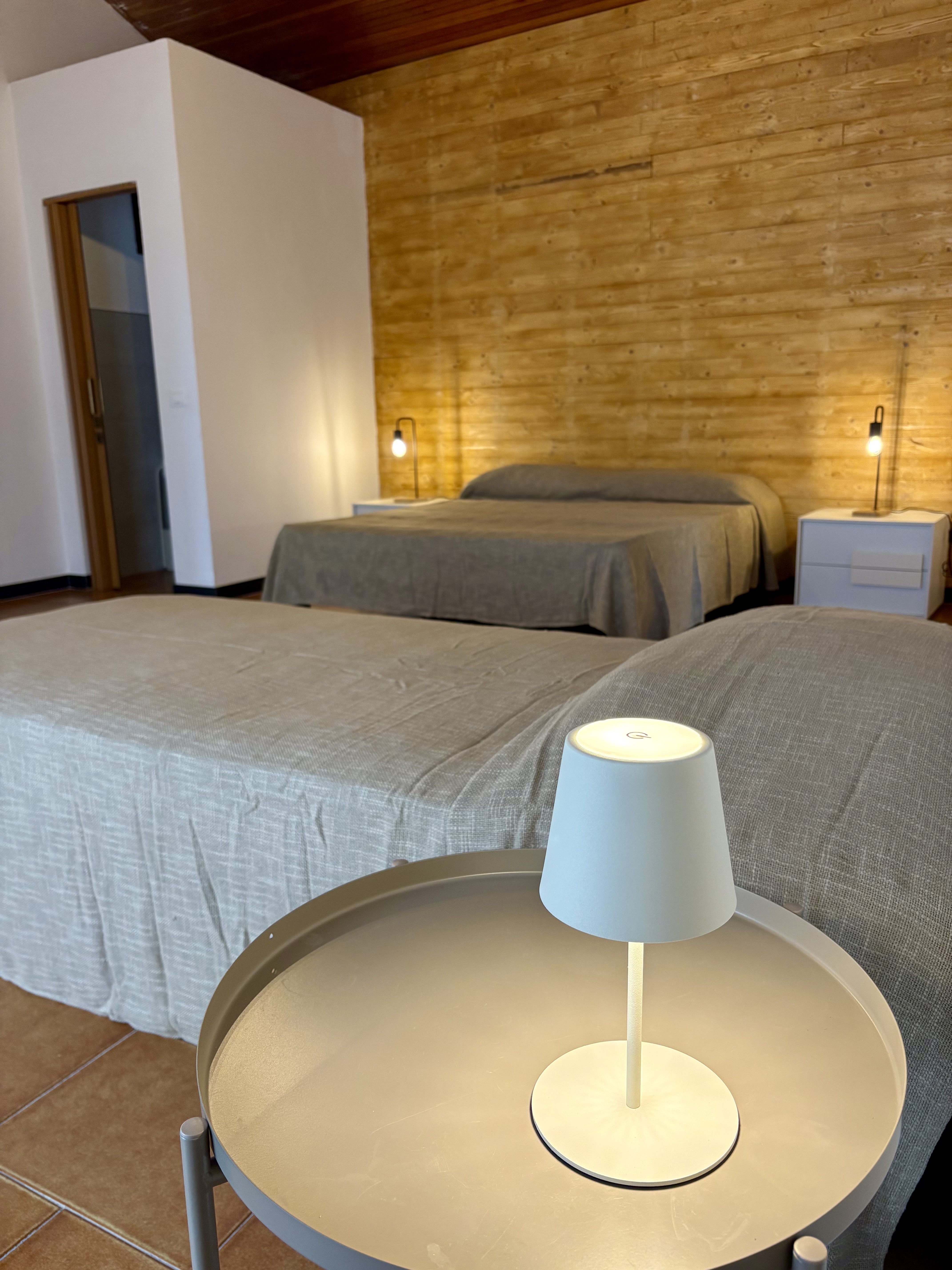 Camera doppia Ca Piera lampada design letti confortevoli Diano Borello casa vacanze