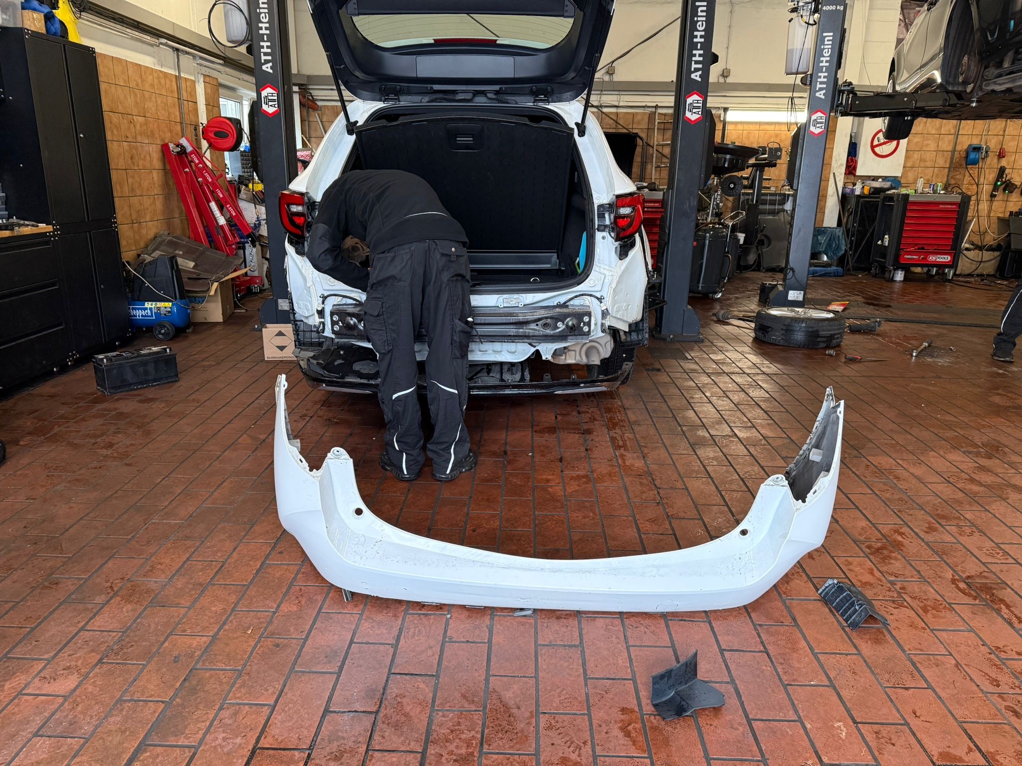 Stossstangen-Demontage in der Werkstatt