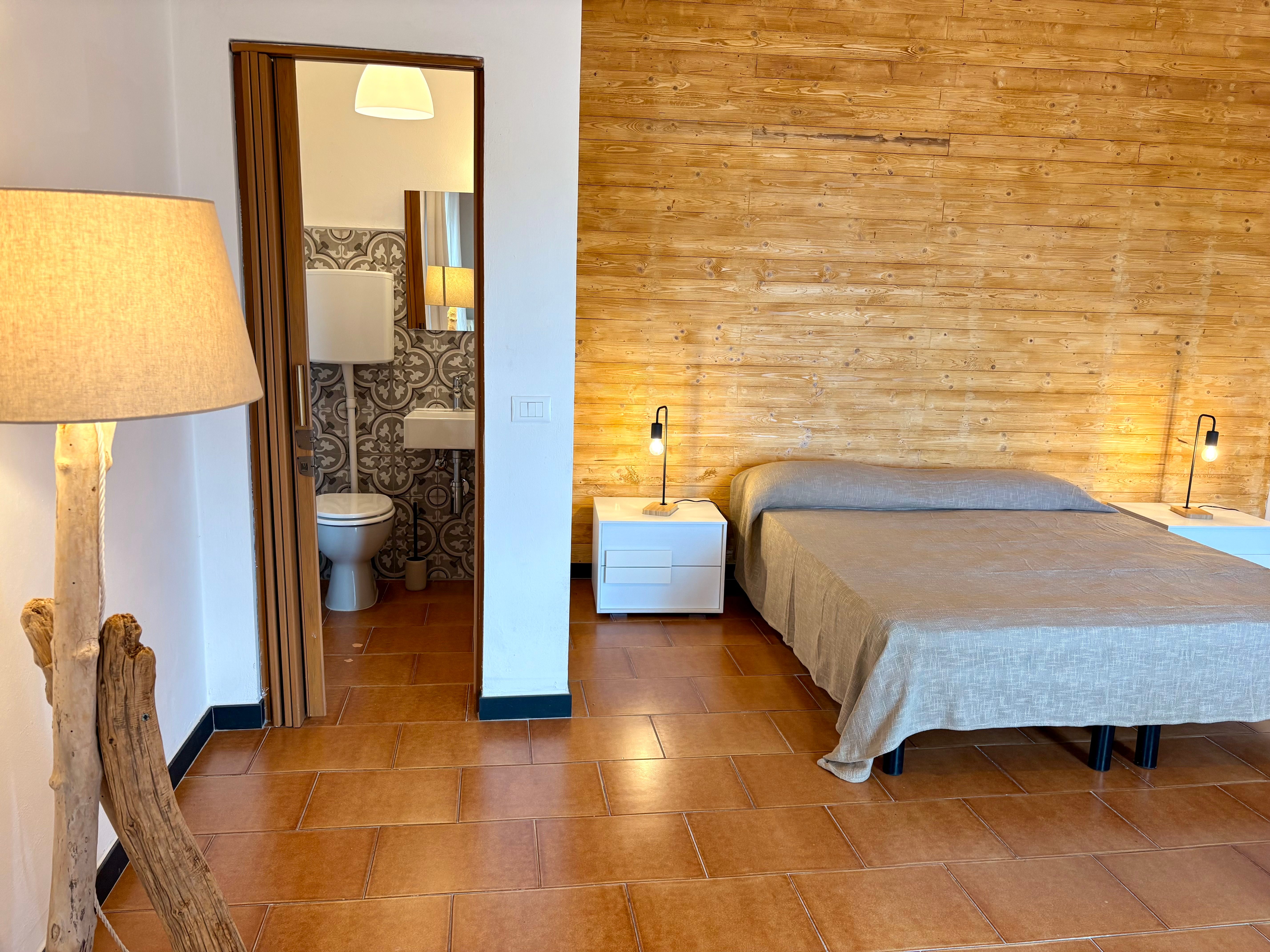 Camera matrimoniale bagno privato Ca Piera legno parquet Diano Borello