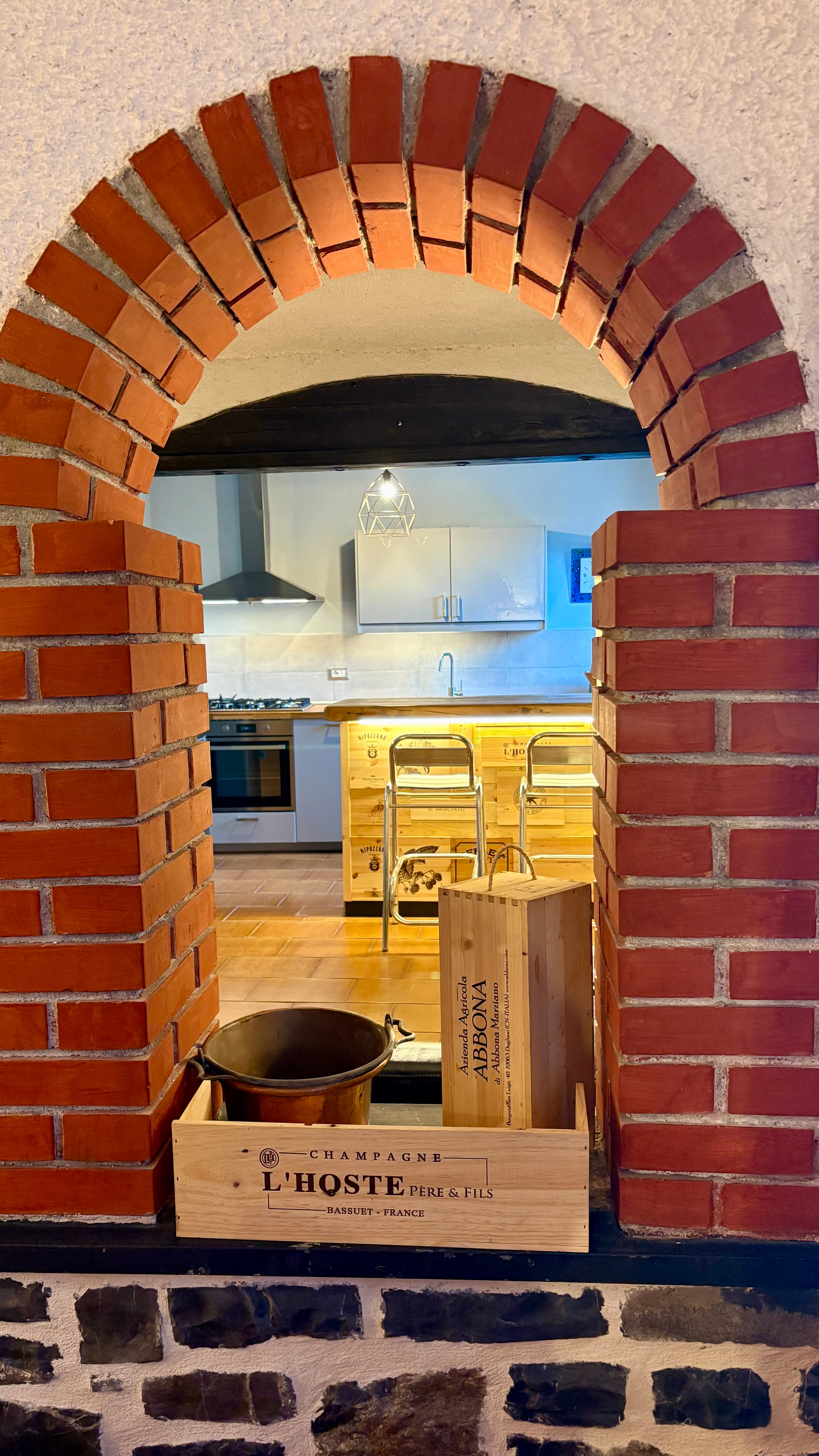 Entrata arco mattone Ca Piera accesso elegante champagne Diano Borello entroterra