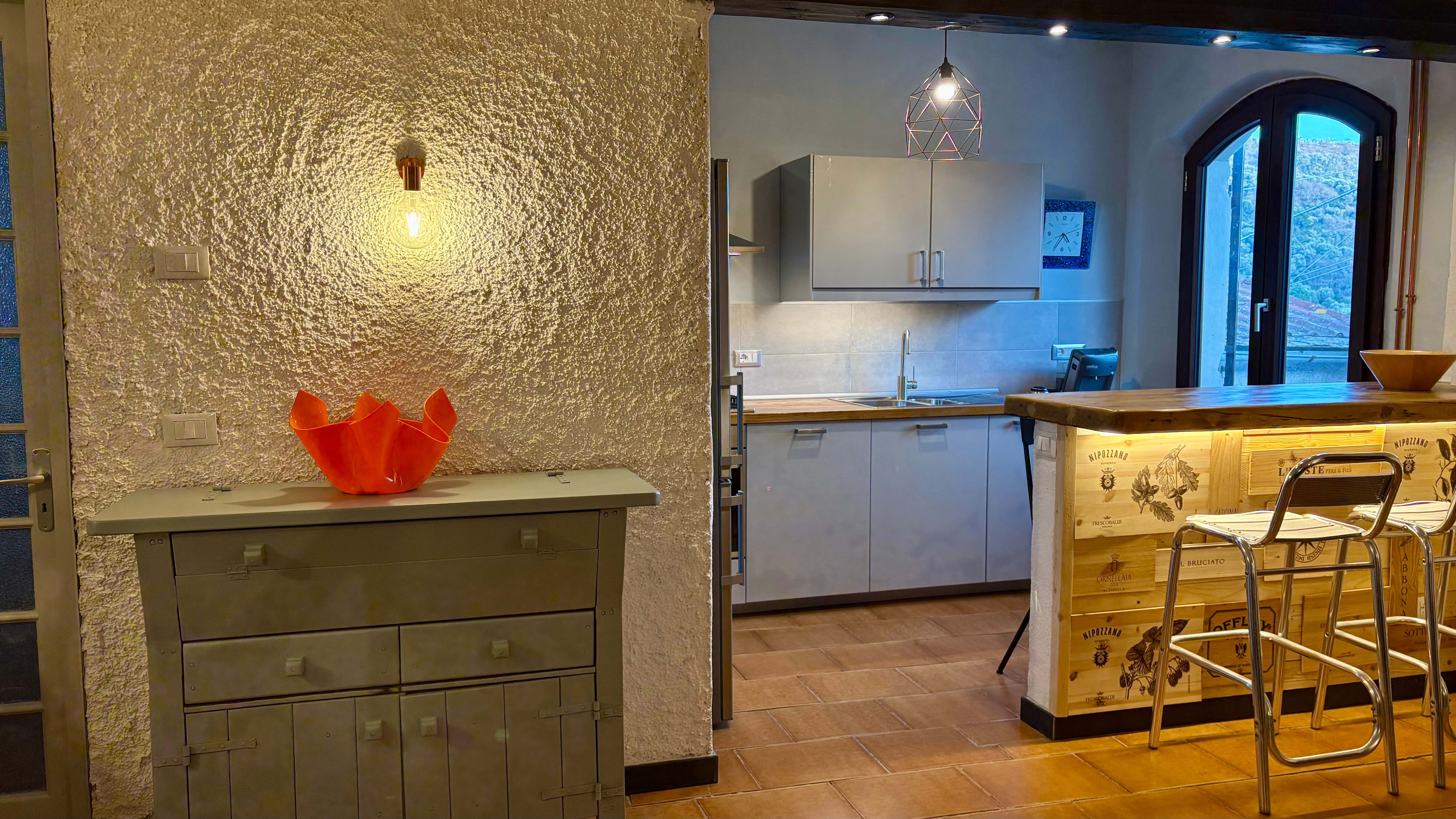 Spazio interno Ca Piera parete dorata cucina moderna architettura elegante Diano Borello