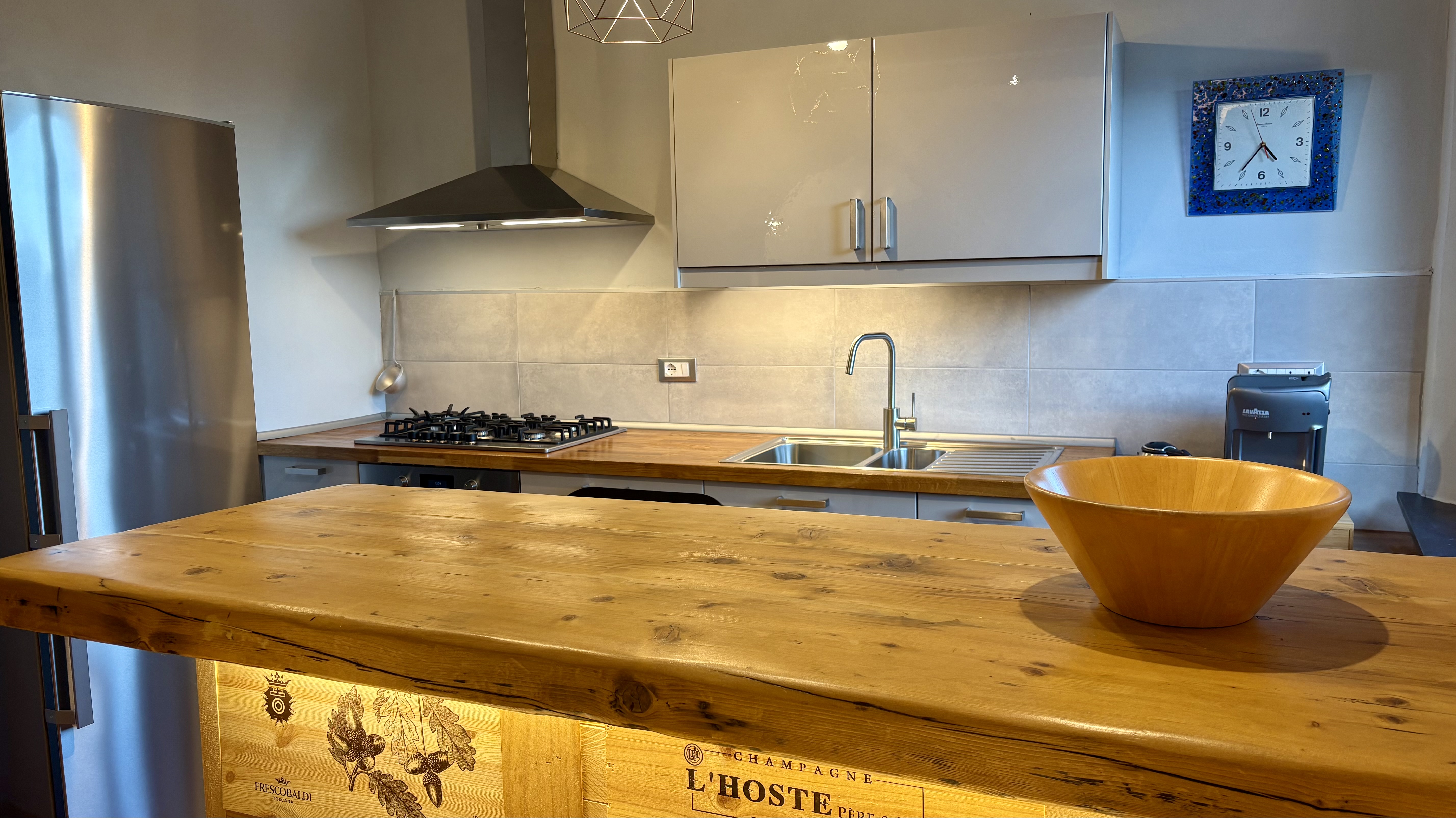 Cucina moderna Ca Piera piano cottura bancone legno champagne box Diano Borello