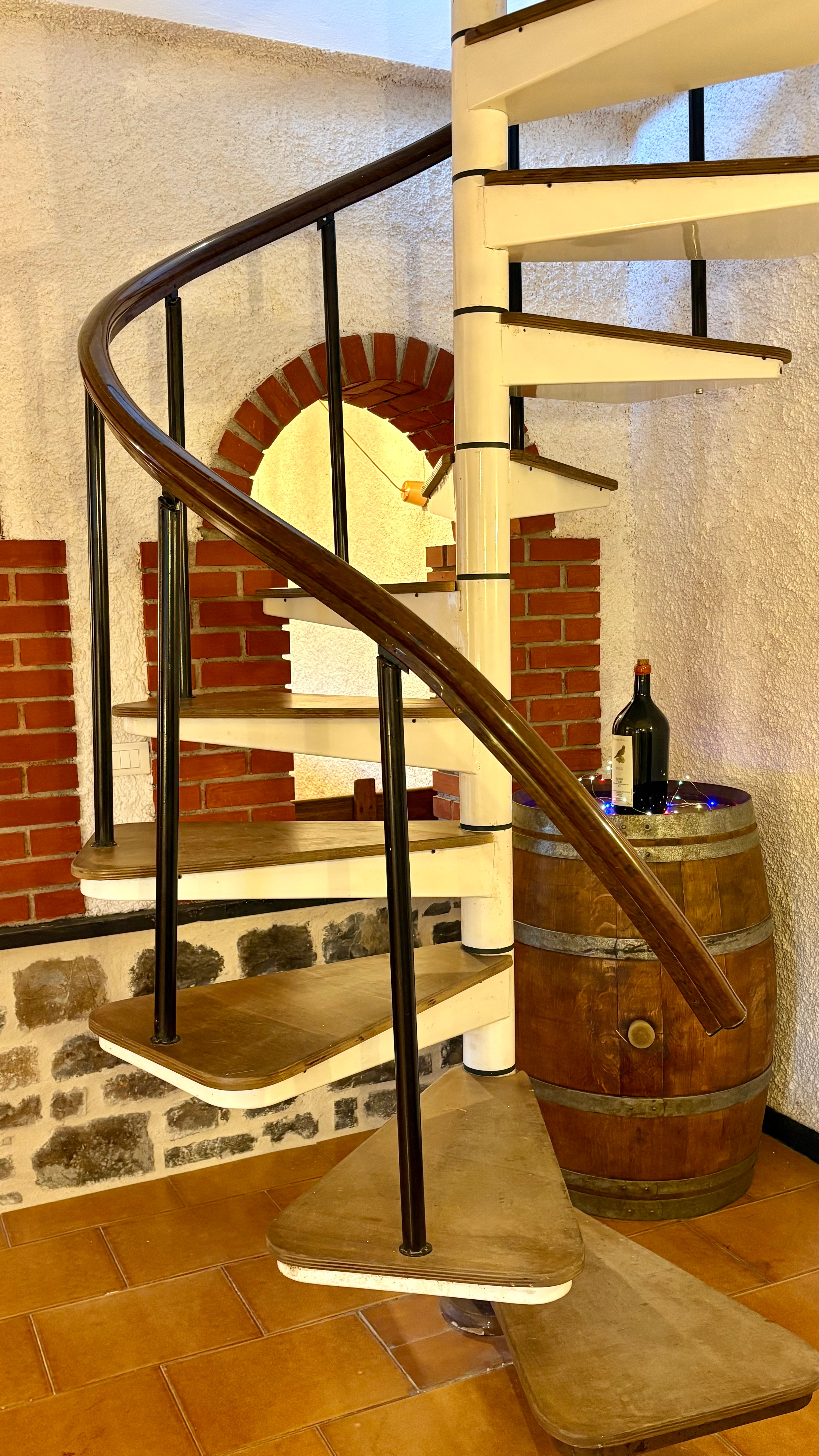 Scala a spirale Ca Piera legno acciaio design moderno entroterra Diano Borello