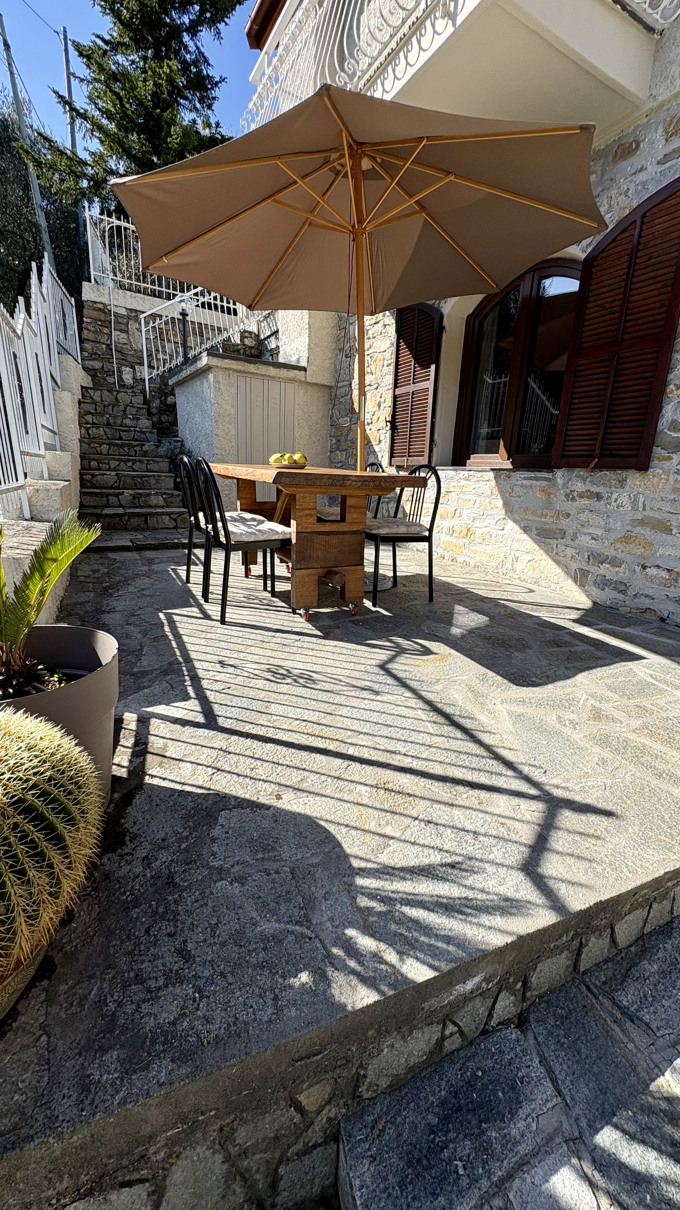 Giardino Ca Piera tavolo ombrellone marrone spazio esterno terrazza Diano Borello