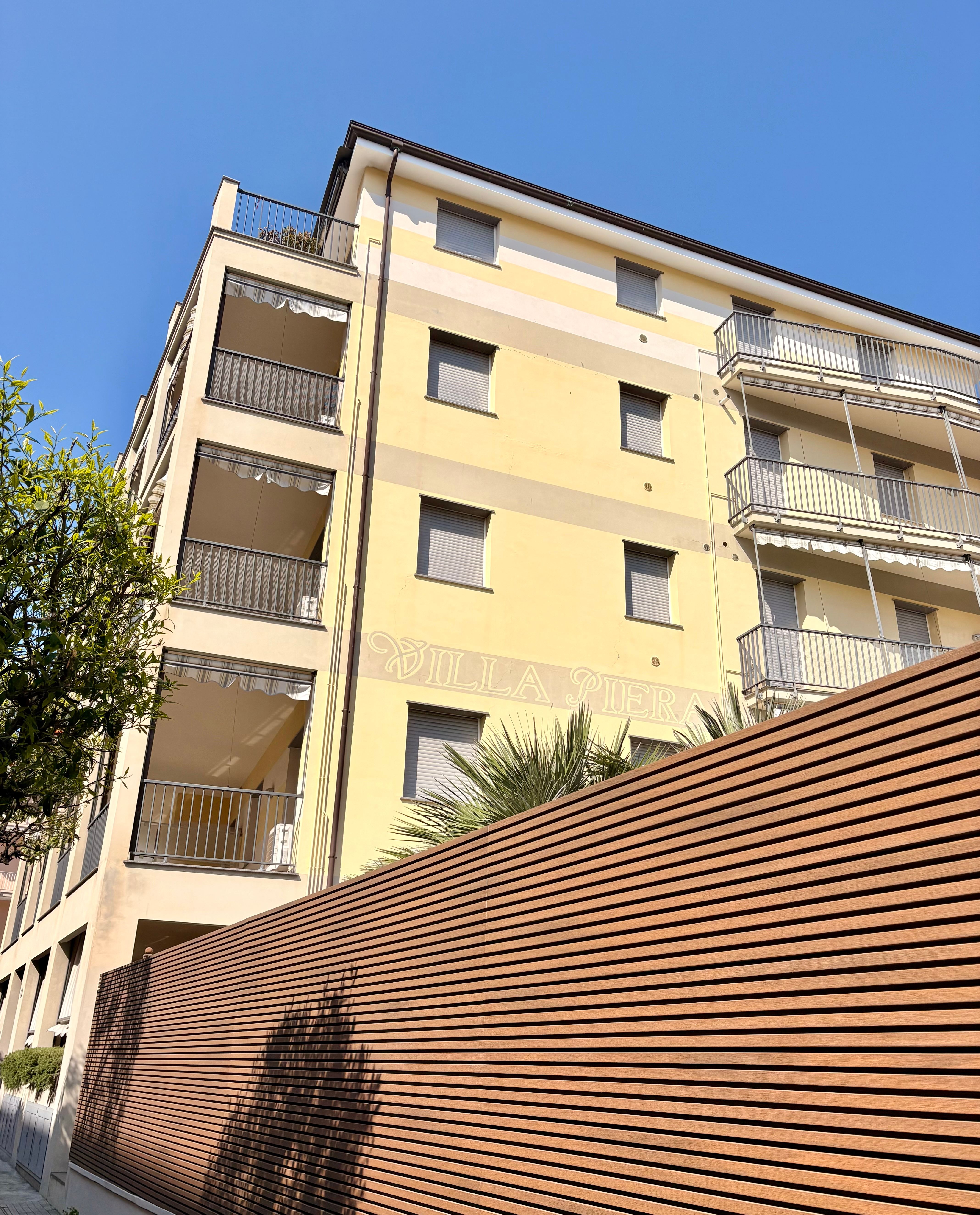 Facciata esterna Villa Piera con logo e alberi di arance - Diano Marina