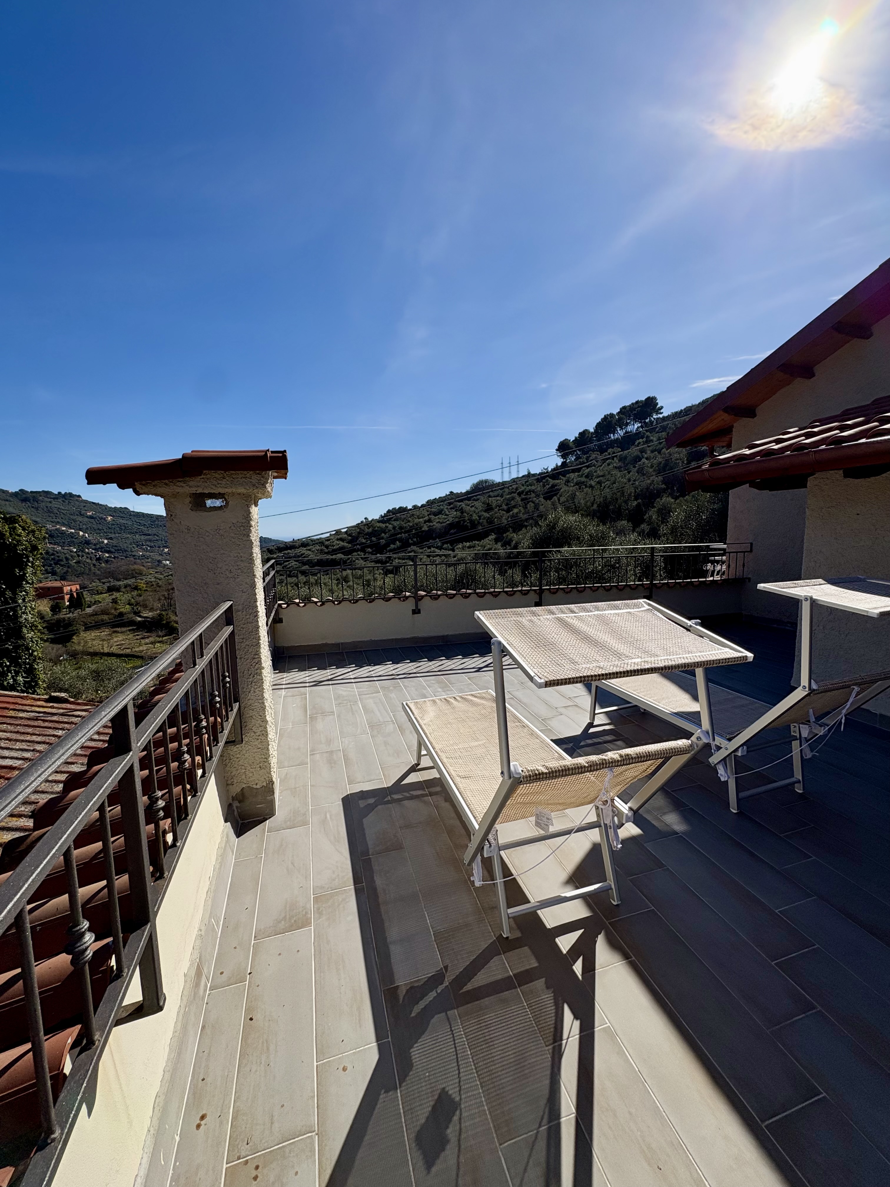 Terrazza Ca Piera vista panoramica colline tavolo spazio esterno Diano Borello provincia Imperia