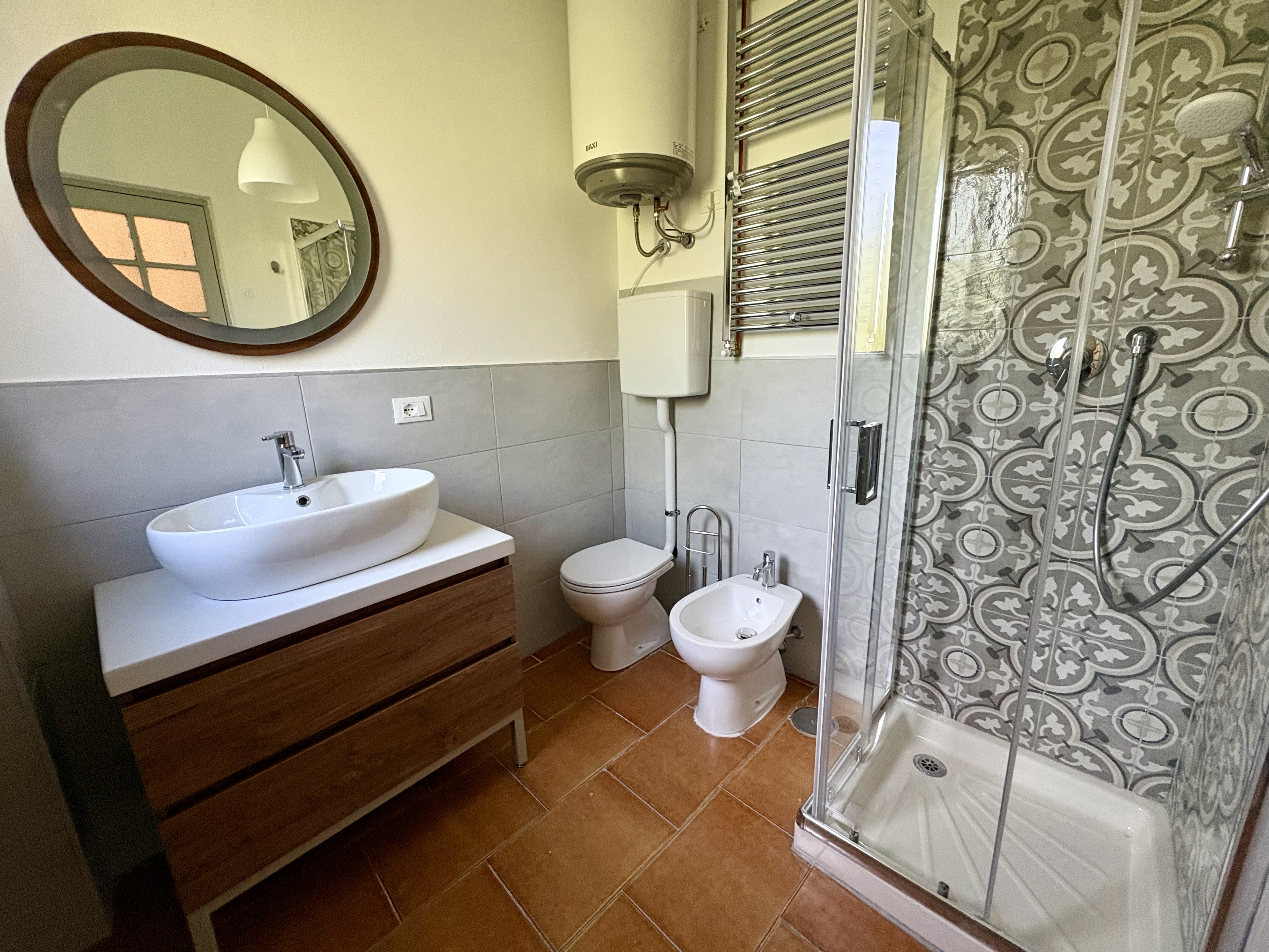 Bagno Ca Piera moderno lavandino specchio doccia piastrelle decorative Diano Borello