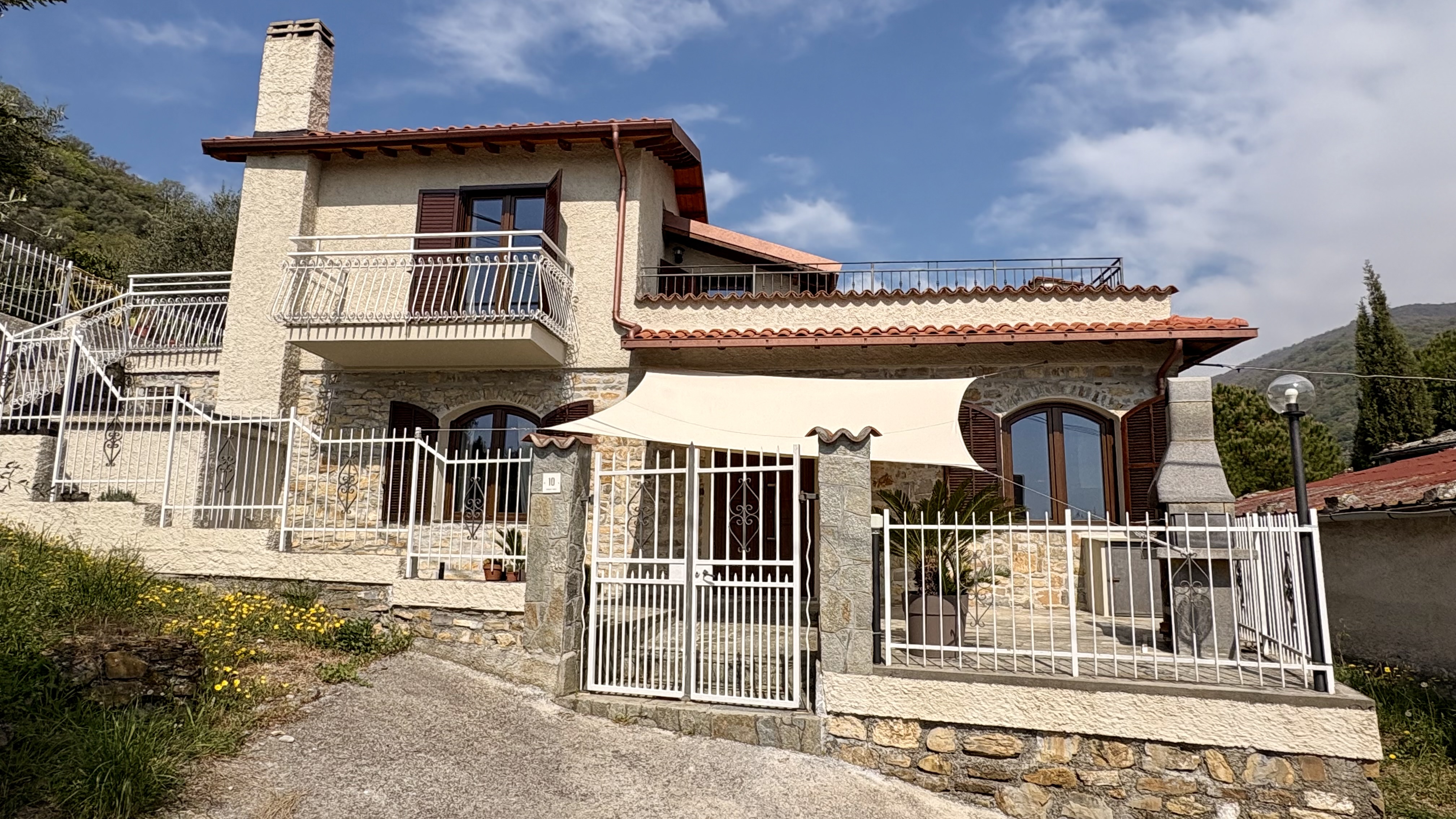 Casa vacanze Ca Piera facciata esterna architettura elegante entroterra Diano Borello provincia Imperia