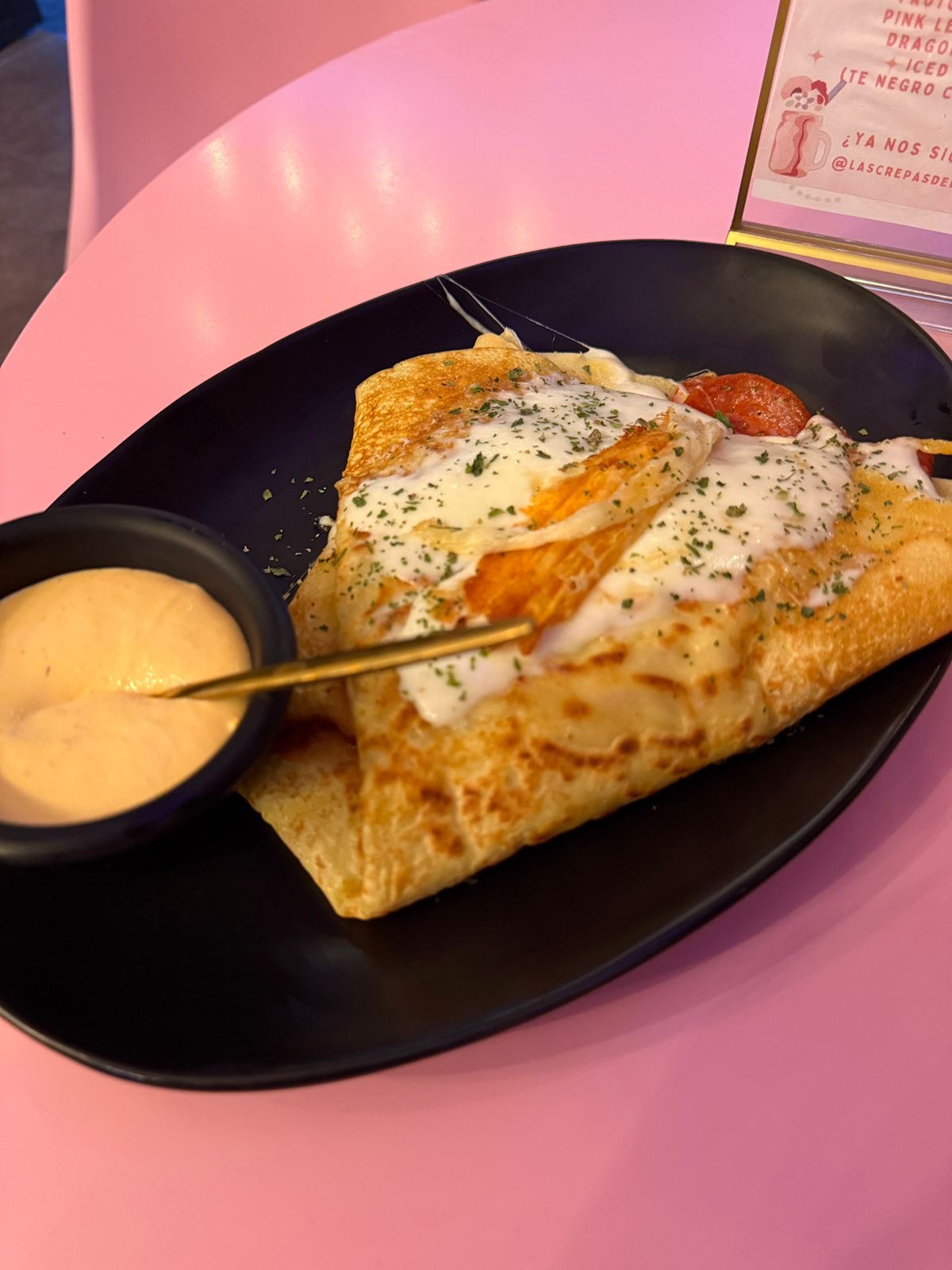 Crepa salada con queso derretido