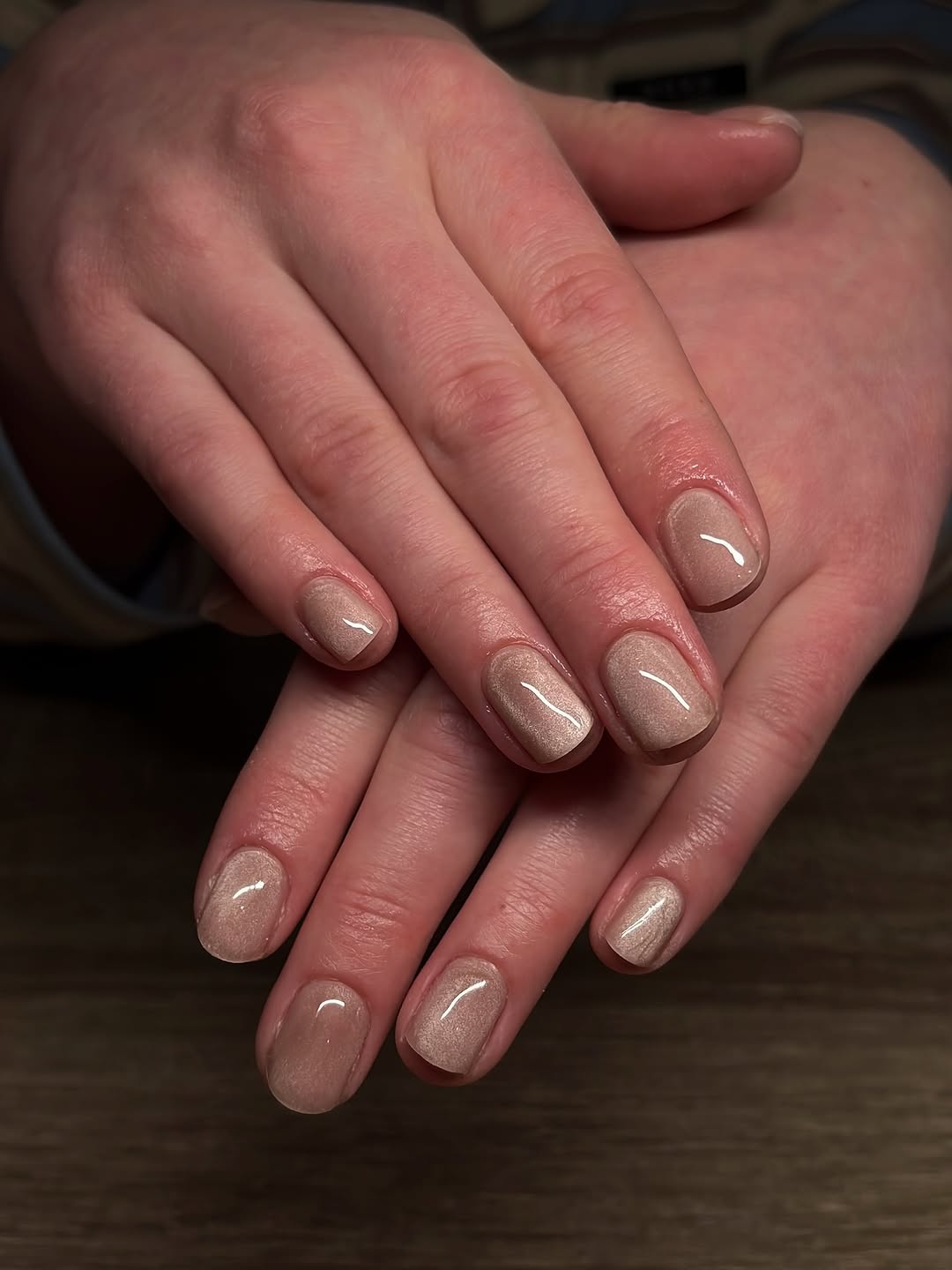 Nude gel manikyr med prikker