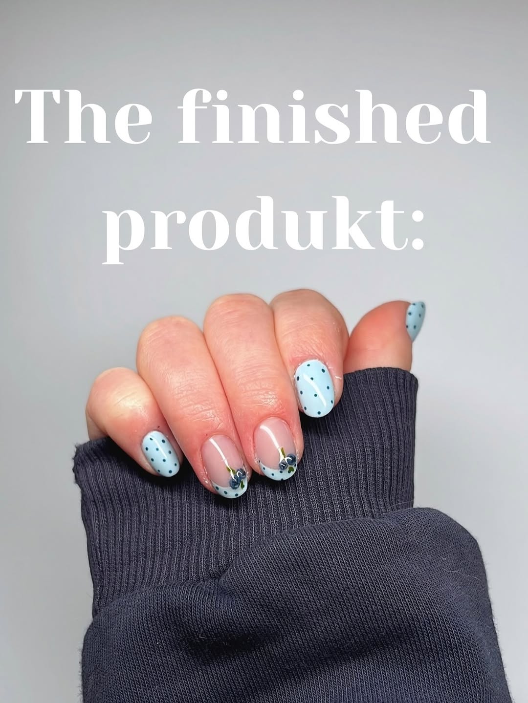 Kreativ nail art med blå prikker og blomster