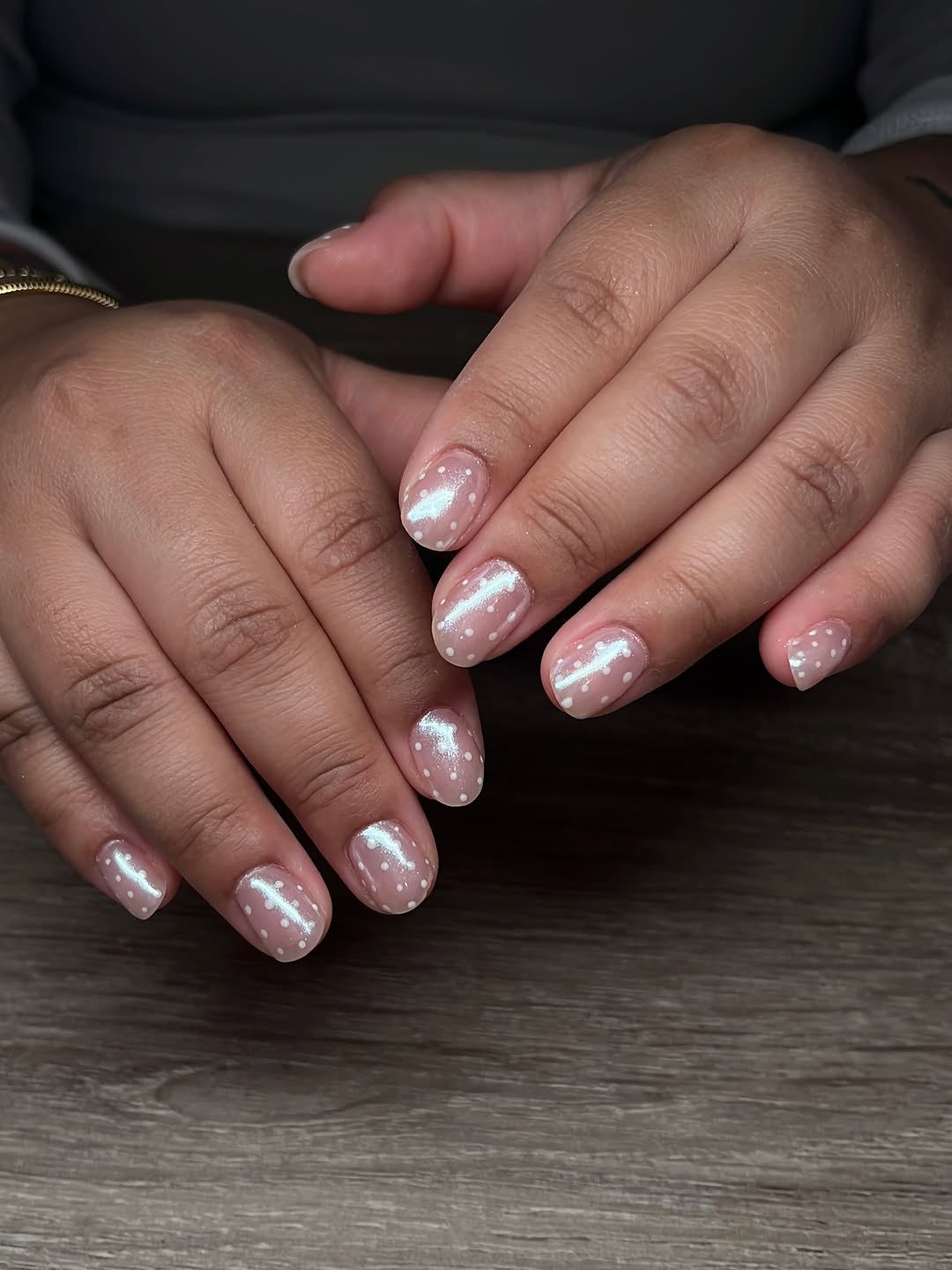 Elegant burgunder gel manikyr