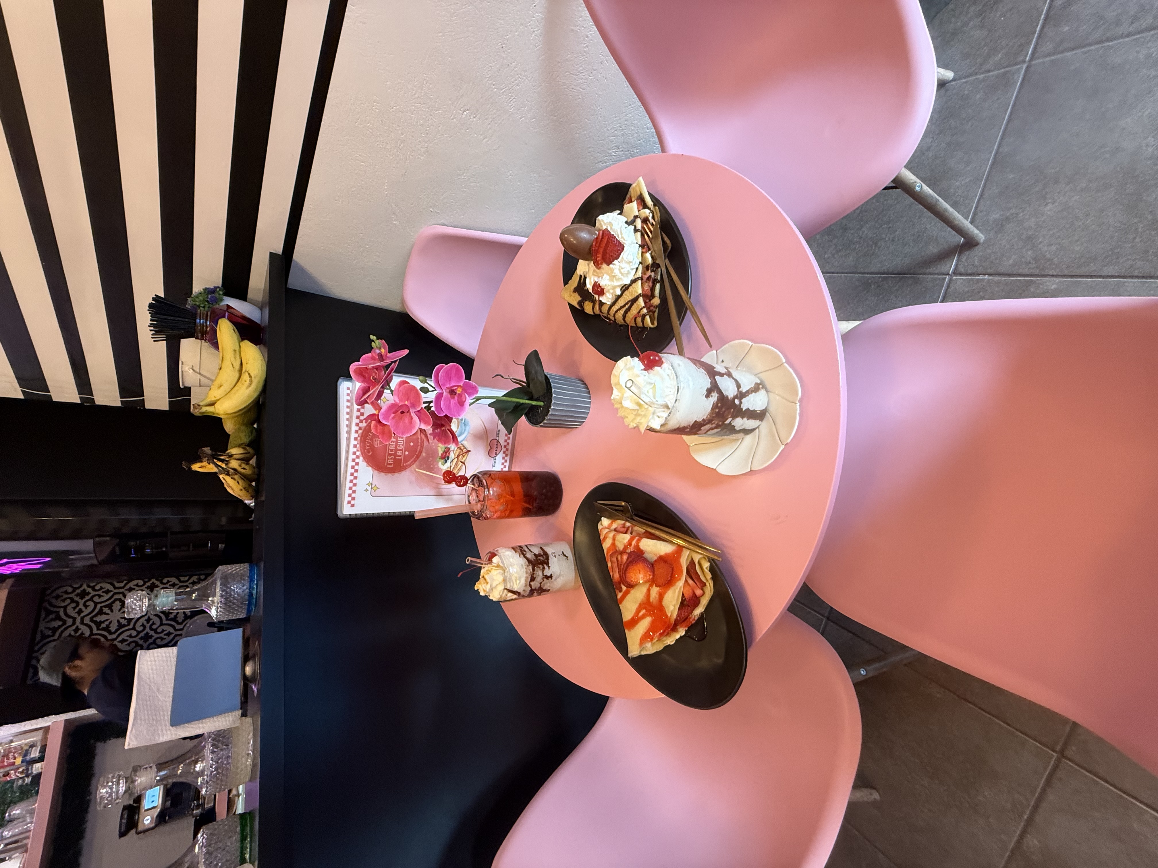 Mesa con variedad de crepas y bebidas
