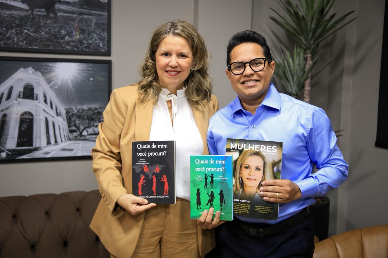 Juliana com livros em evento