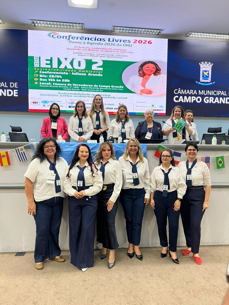 Juliana com grupo de lideranças