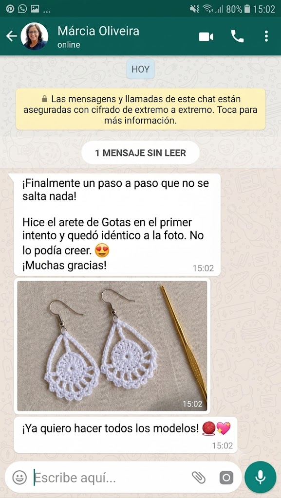 Testimonio de Márcia Oliveira mostrando sus aretes de gotas terminados