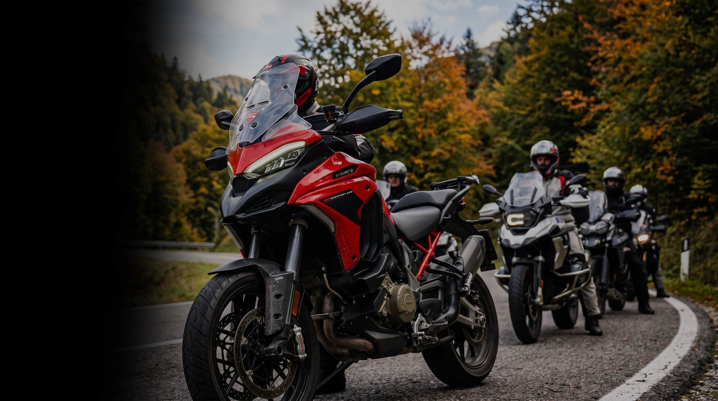 Motociclistas recorriendo una carretera de montaña