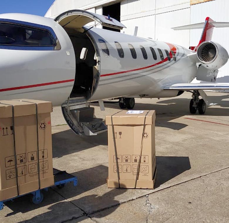 Cajas de carga frente a un jet privado