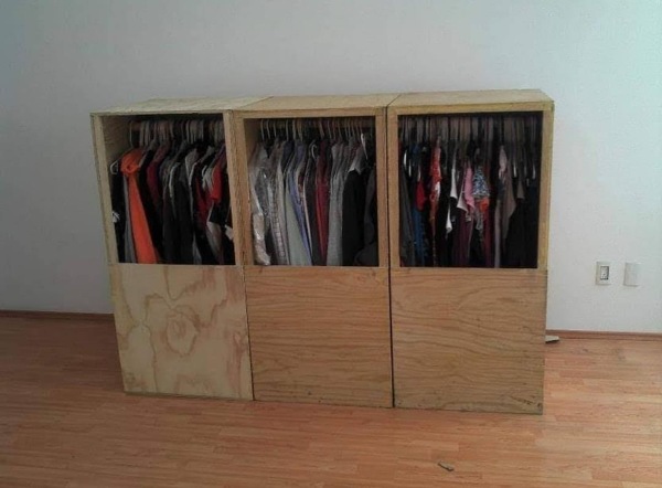 Roperos móviles de madera con ropa colgada listos para mudanza