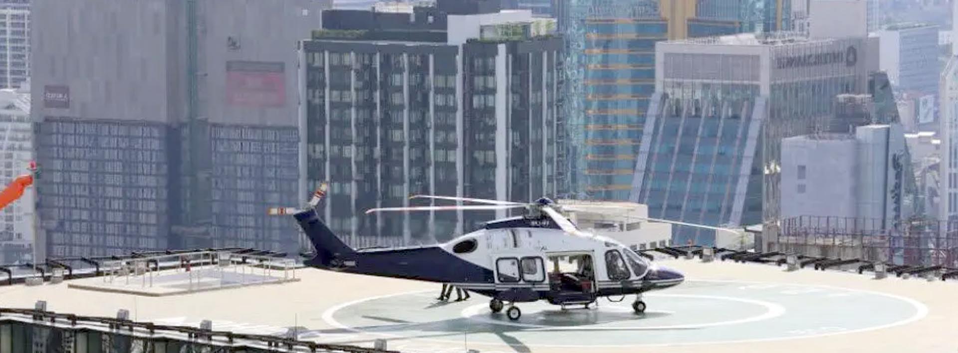 Helicóptero AgustaWestland en helipuerta de rascacielos
