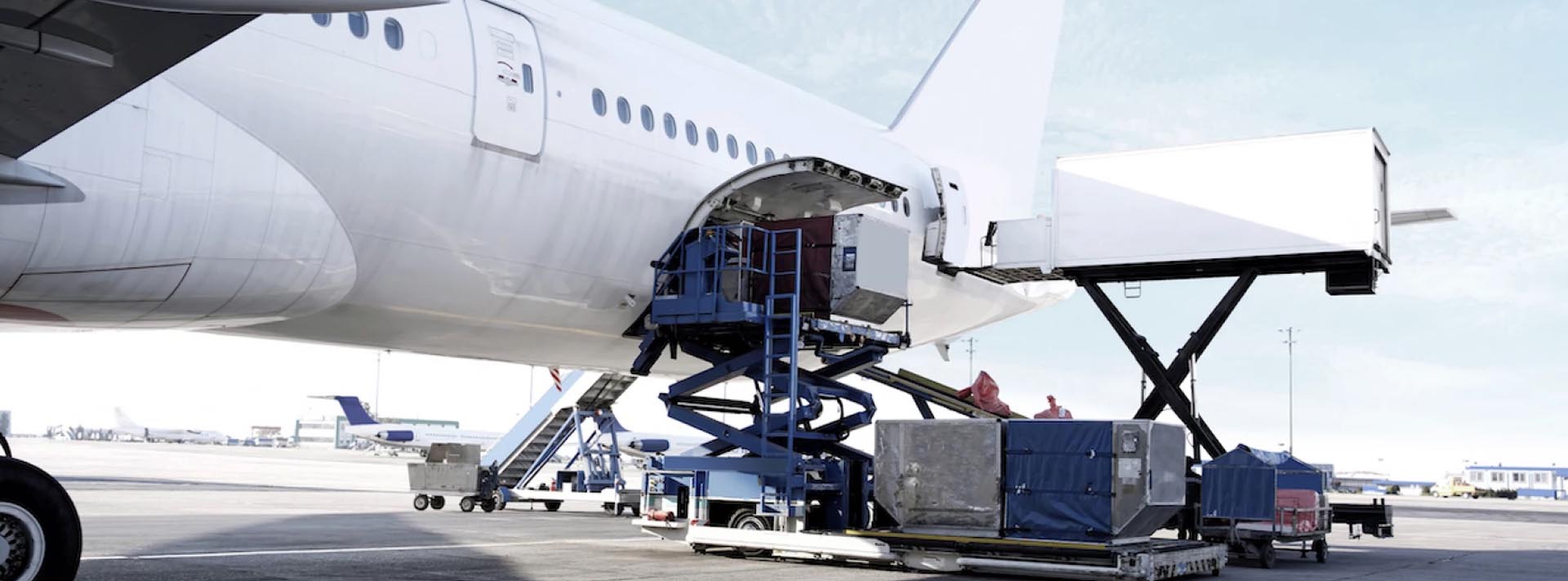 Avión de carga con bodega abierta en pista