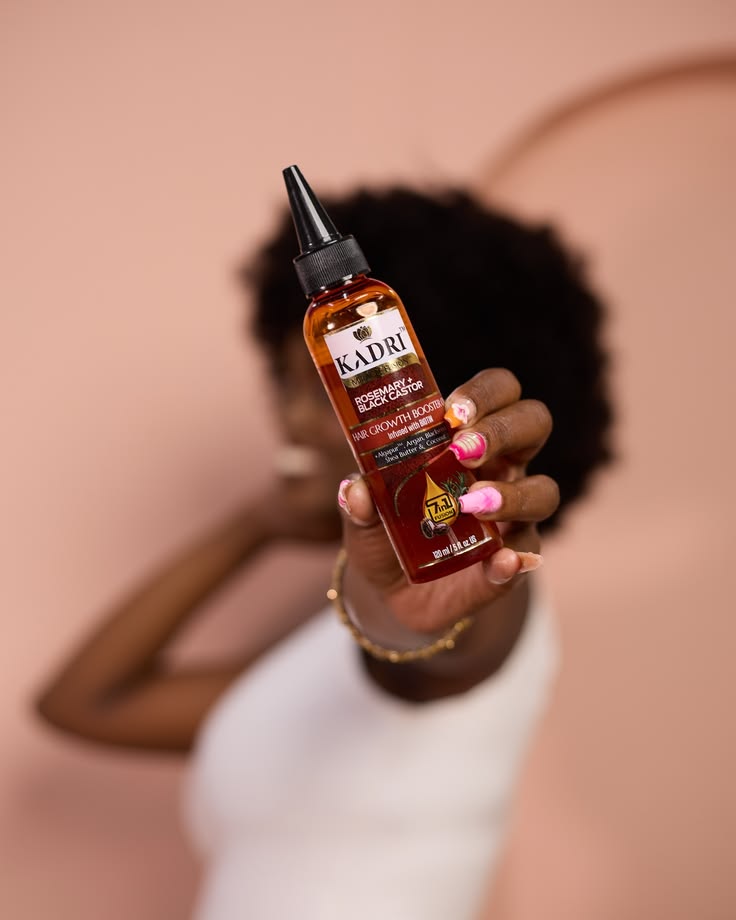 Femme tenant la gamme Nsowéé de soins capillaires