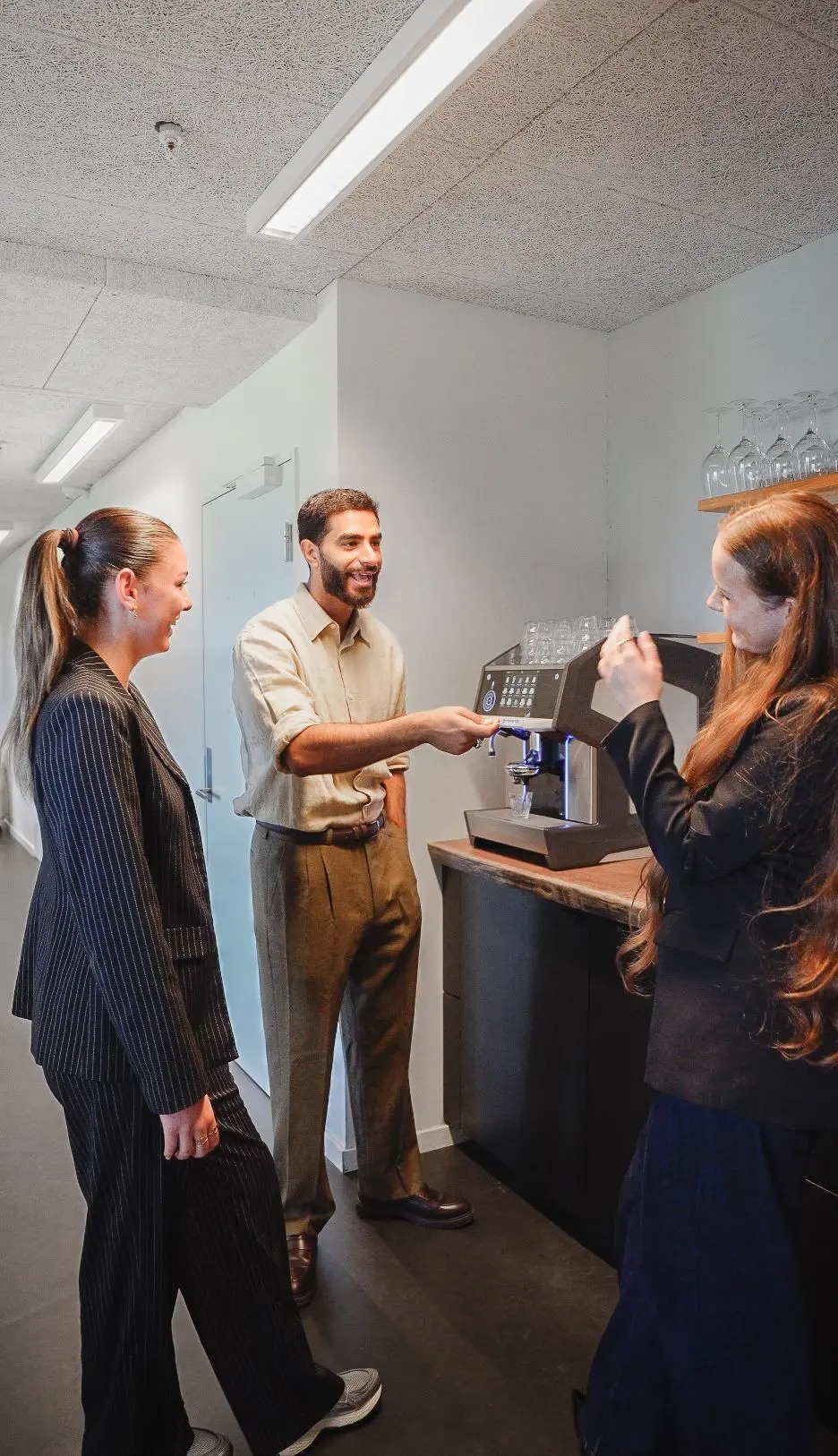 Colleagues sharing a conversation over coffee