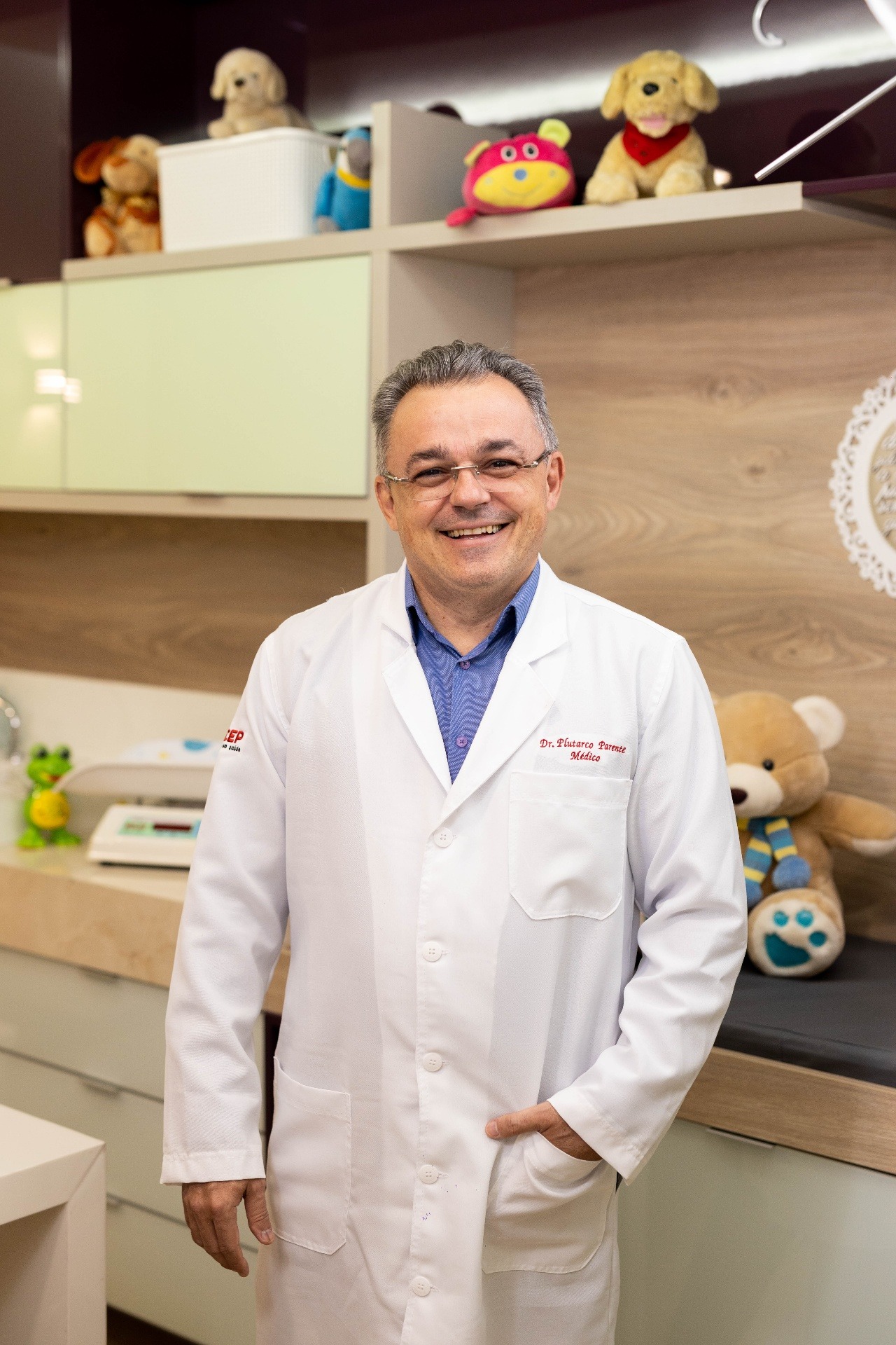 Dr. Plutarco Parente em seu consultorio pediatrico