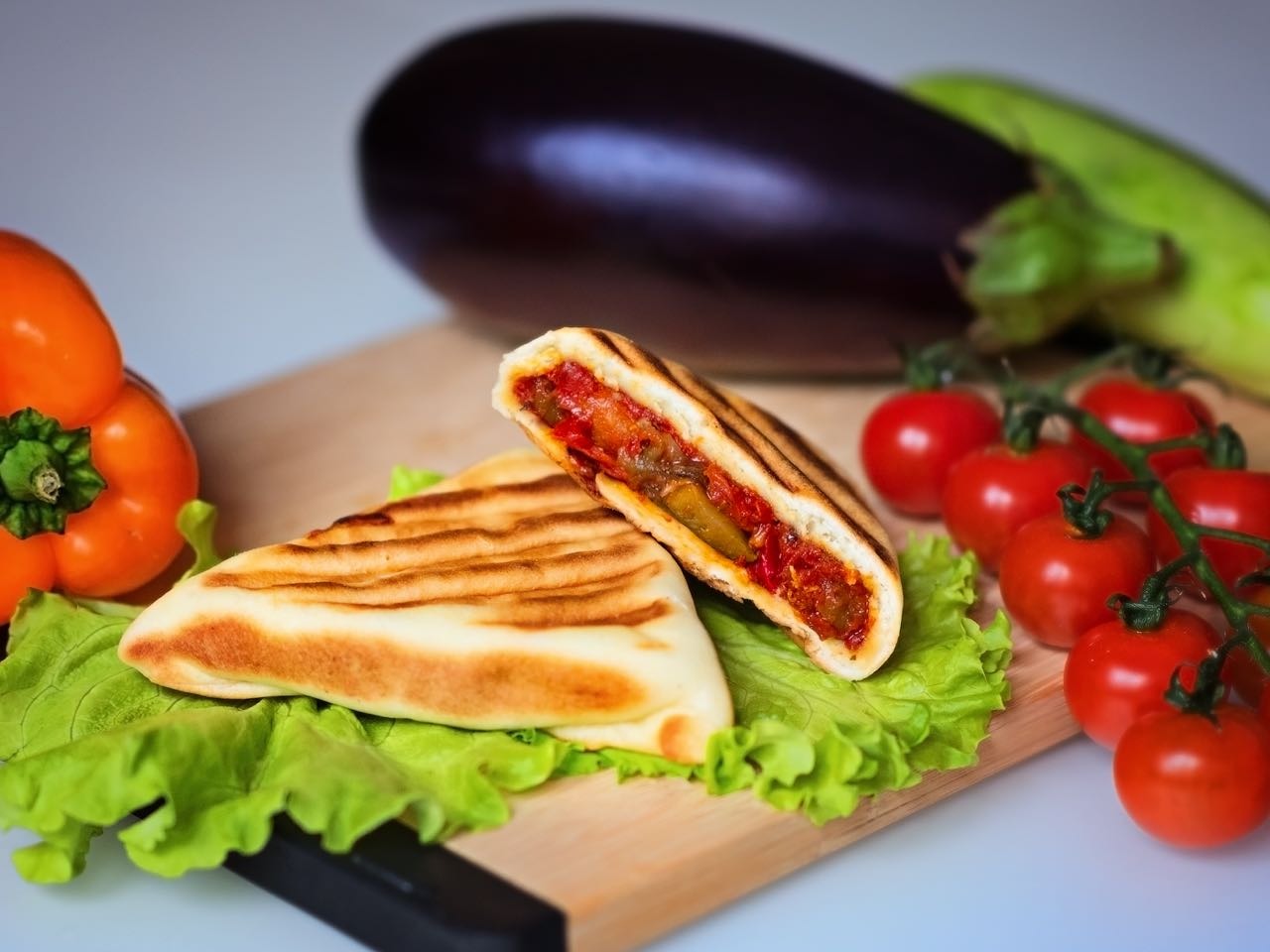 Grilled pastries with vegetables