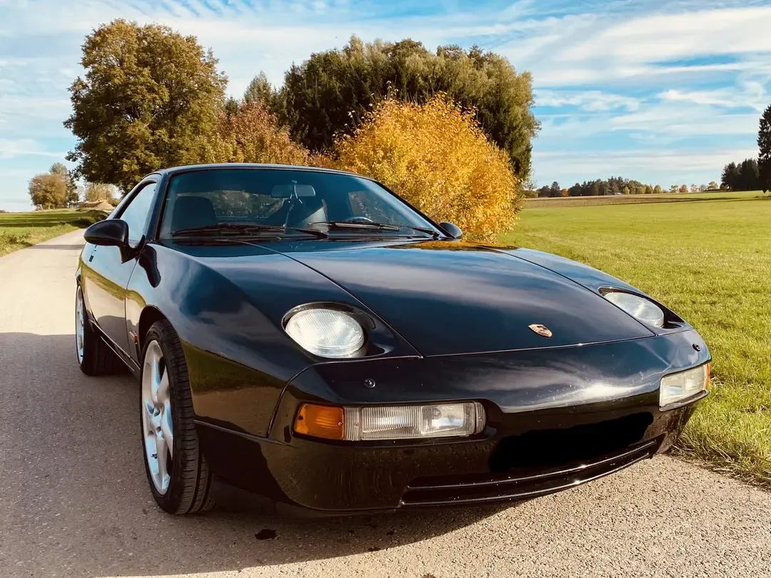 Black Porsche 928 restoration