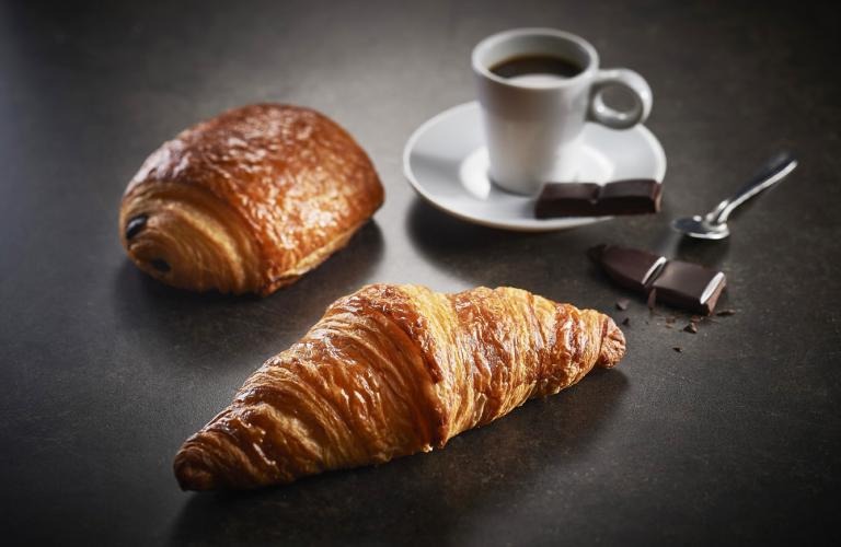 Viennoiseries, pain au chocolat et croissant